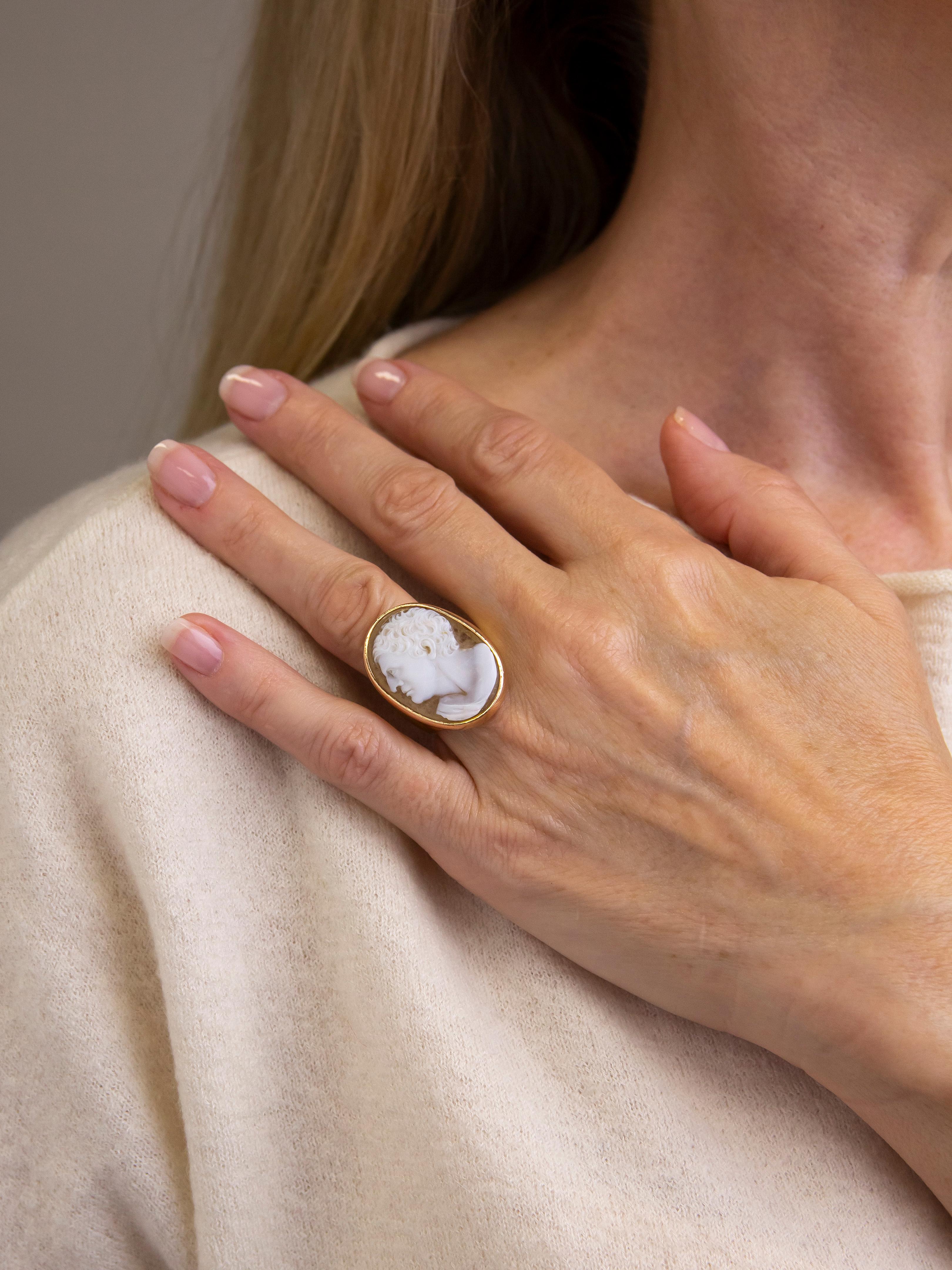 Wir lieben Kameenringe aus Hartgestein, und dieser ist vielleicht der schönste, den wir bisher hatten. Die Ringfassung ist aus 18 Karat Gelb- und Roségold gefertigt und mit einer Hartsteinkamee besetzt, die wahrscheinlich aus dem 18. oder 19.