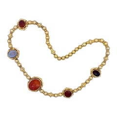 Collana antica in pietra dura con intarsio e catena a sfere in oro 14 carati