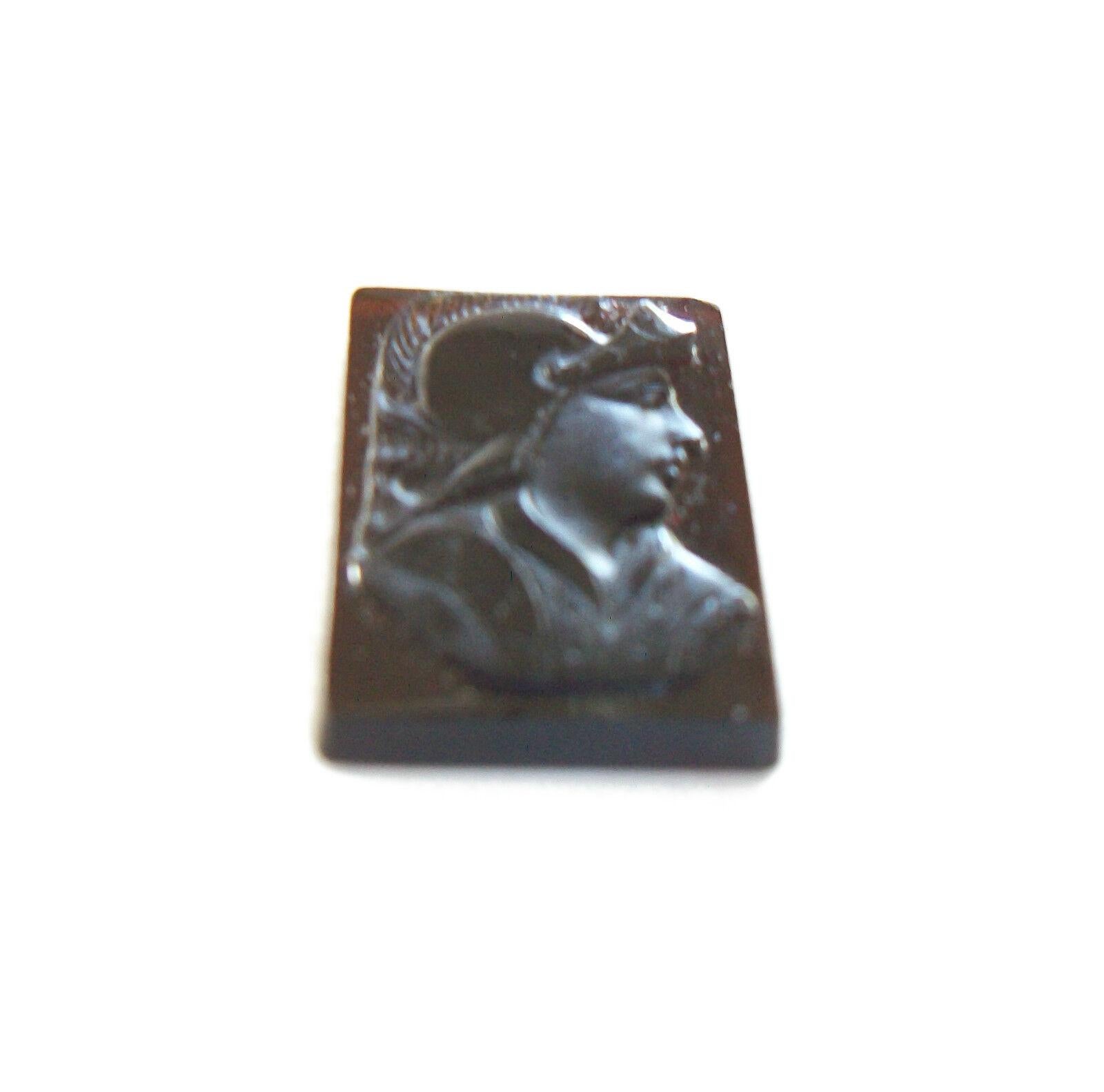 Antique Hardstone Intaglio - Unset Gemstone - Europe - Early 20th Century In Good Condition For Sale In Chatham, CA