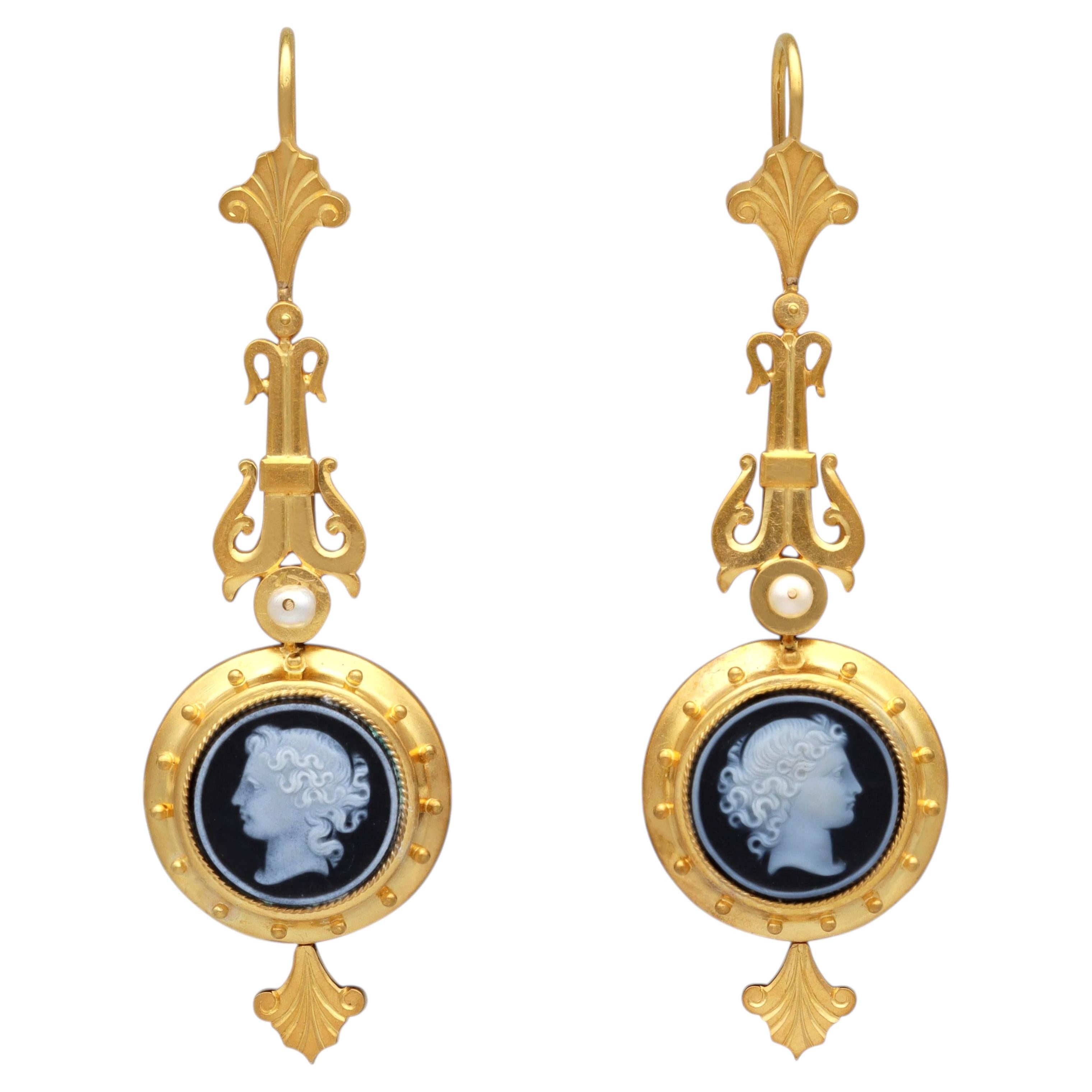 Antike Ohrhänger mit Hardstone-Perle und Kamee aus 22-karätigem Gelbgold, um 1890