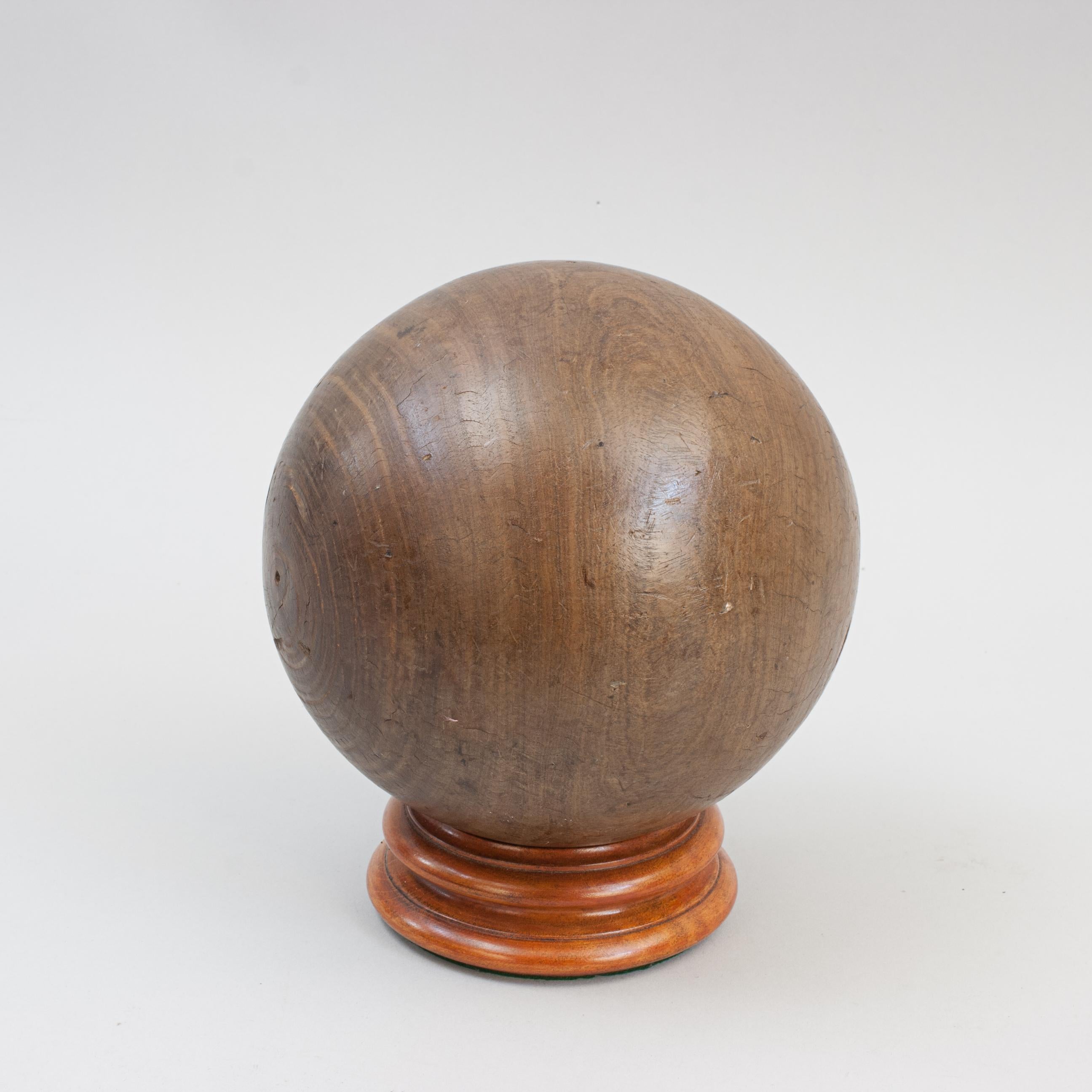 Schwere Lignum-Vitae-Kugel / Ball.
Eine große viktorianische Hartholzkugel mit einem Umfang von 55 cm. Die Lignum-Vitae-Kugel ist wunderbar schwer und hat eine schöne, dichte Maserung mit einer satinierten Oberfläche. Lignum Vitae eignet sich