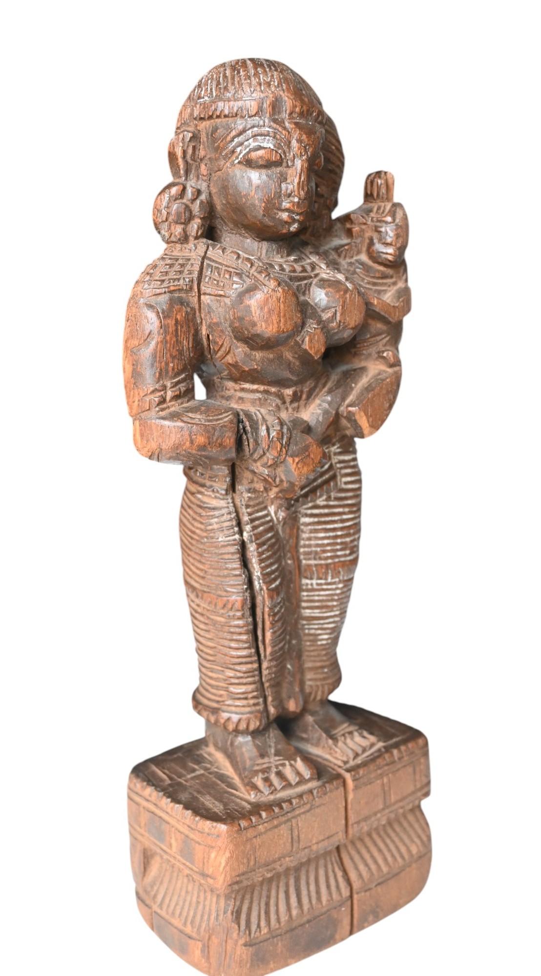 Statue ancienne en bois dur sculpté représentant une déesse avec un enfant sur son bras
La statue présente une très riche patine d'usage vieillie et des traces
Cette statue date du 18e siècle mais est probablement beaucoup plus ancienne.
Hauteur