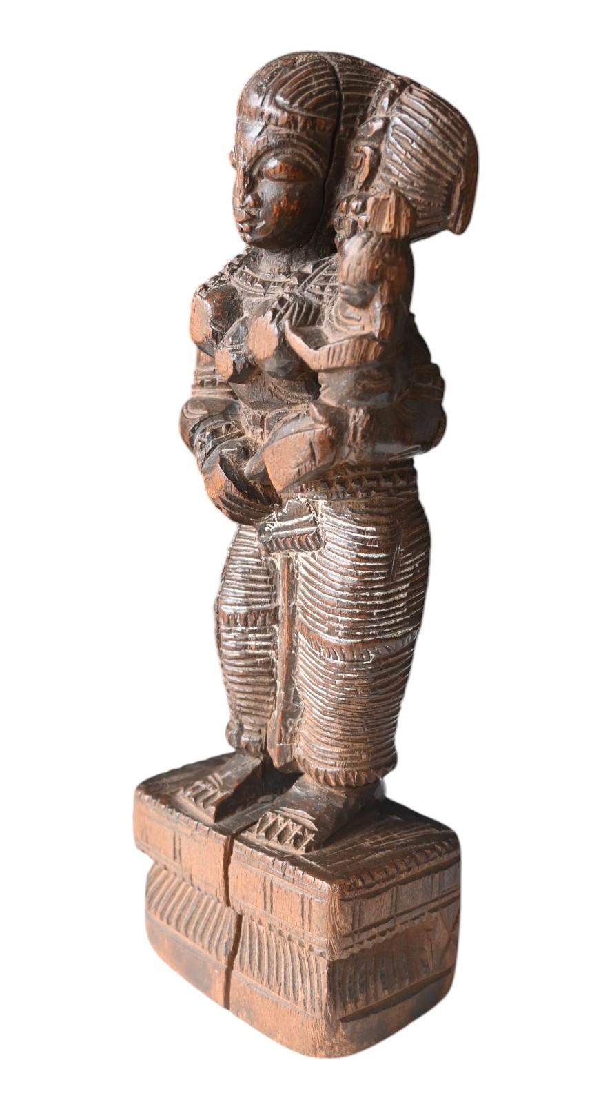 Tribal statue de déesses anciennes en bois dur sculpté d'Inde, 18e siècle en vente