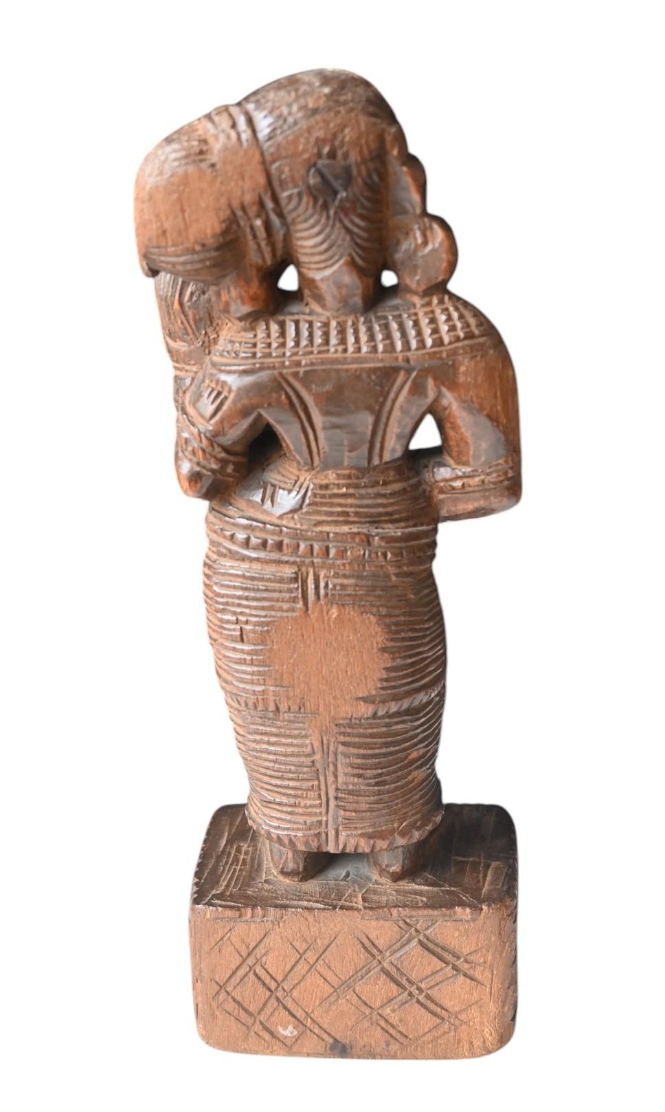 Indien statue de déesses anciennes en bois dur sculpté d'Inde, 18e siècle en vente