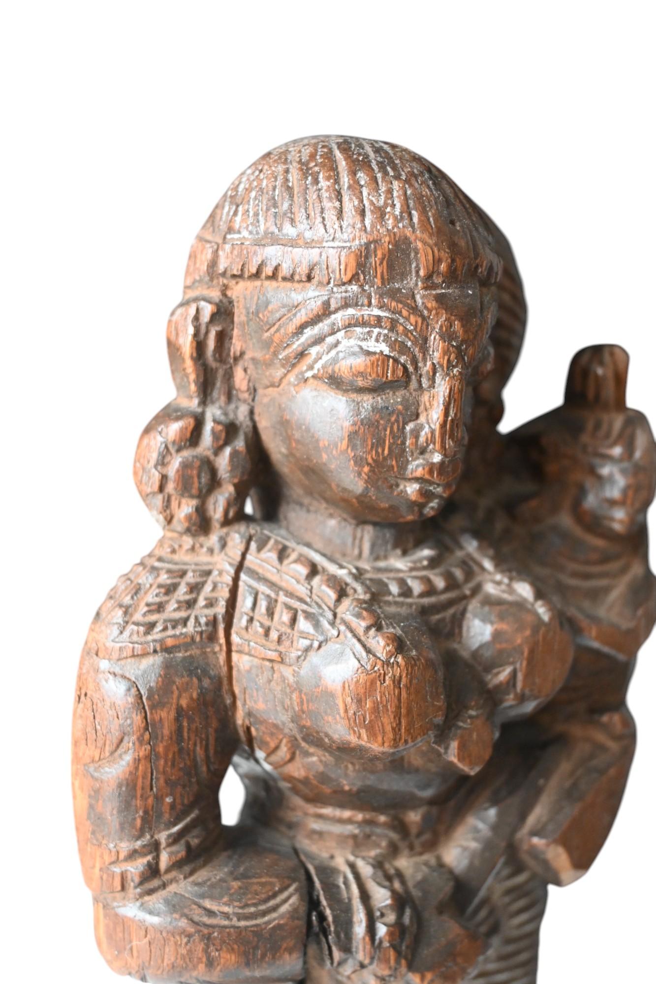 Sculpté à la main statue de déesses anciennes en bois dur sculpté d'Inde, 18e siècle en vente