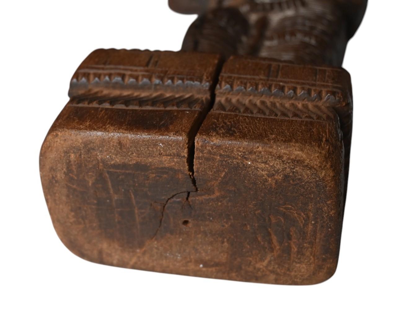 statue de déesses anciennes en bois dur sculpté d'Inde, 18e siècle Bon état - En vente à Bilzen, BE