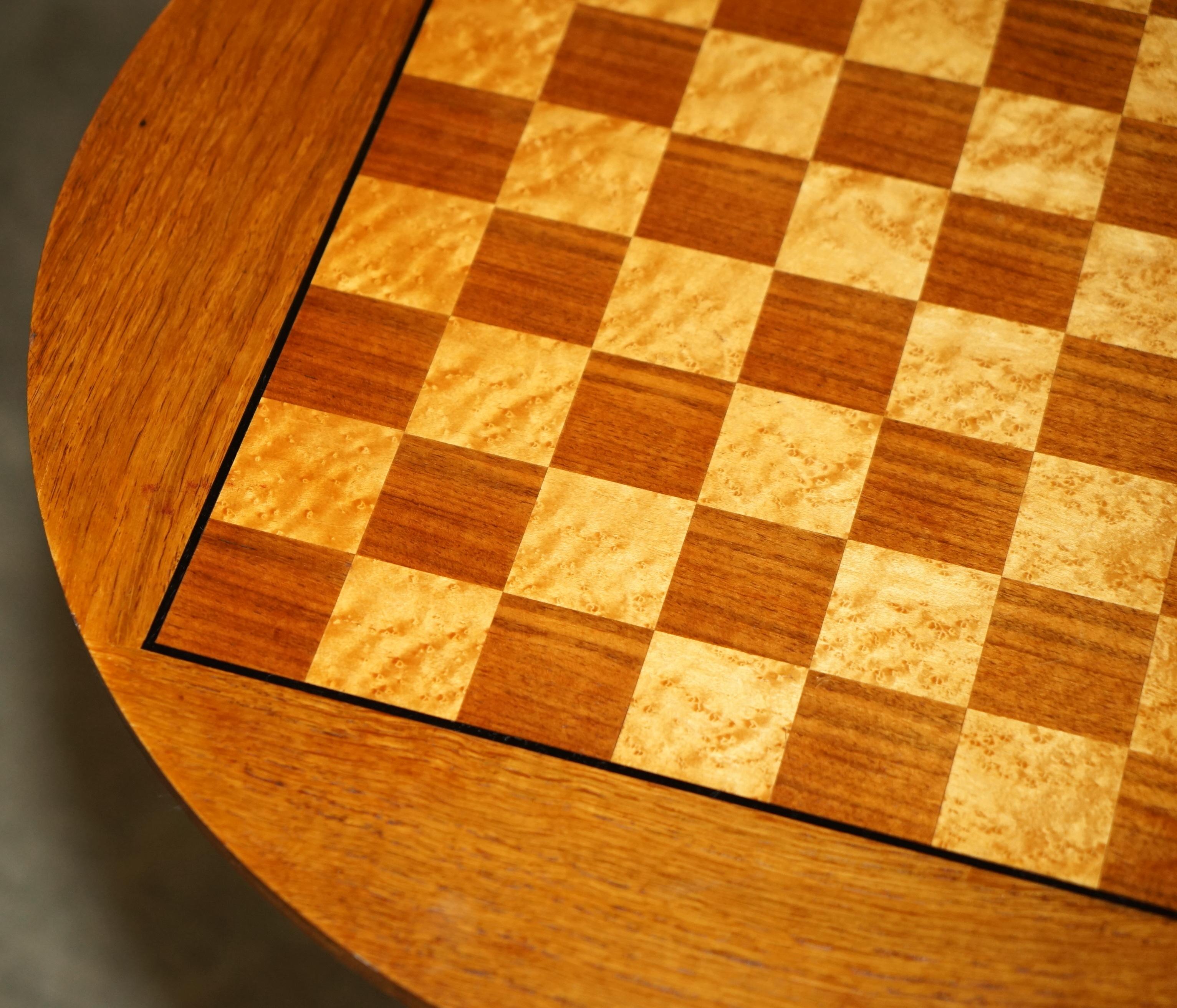 ANTIQUE HARDWOOD SATiNWOOD & WALNUT CHESS GAMES TABLE WITH LOVELY TURNED BASE (Handgefertigt) im Angebot