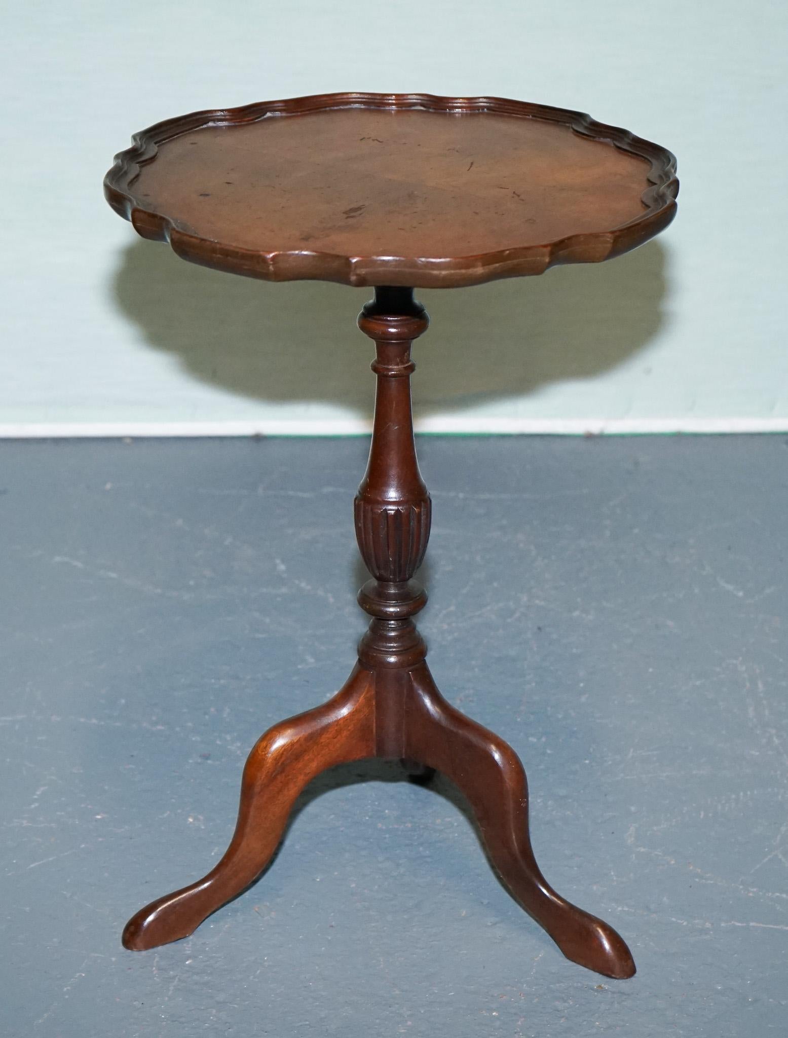 Britannique ANTIQUE TABLE D'ACCOMPAGNEMENT EN BOIS DUR À BORDEAUX SCALLOPÉS SUR PIEDS DE TRIPODE c. 1930 en vente