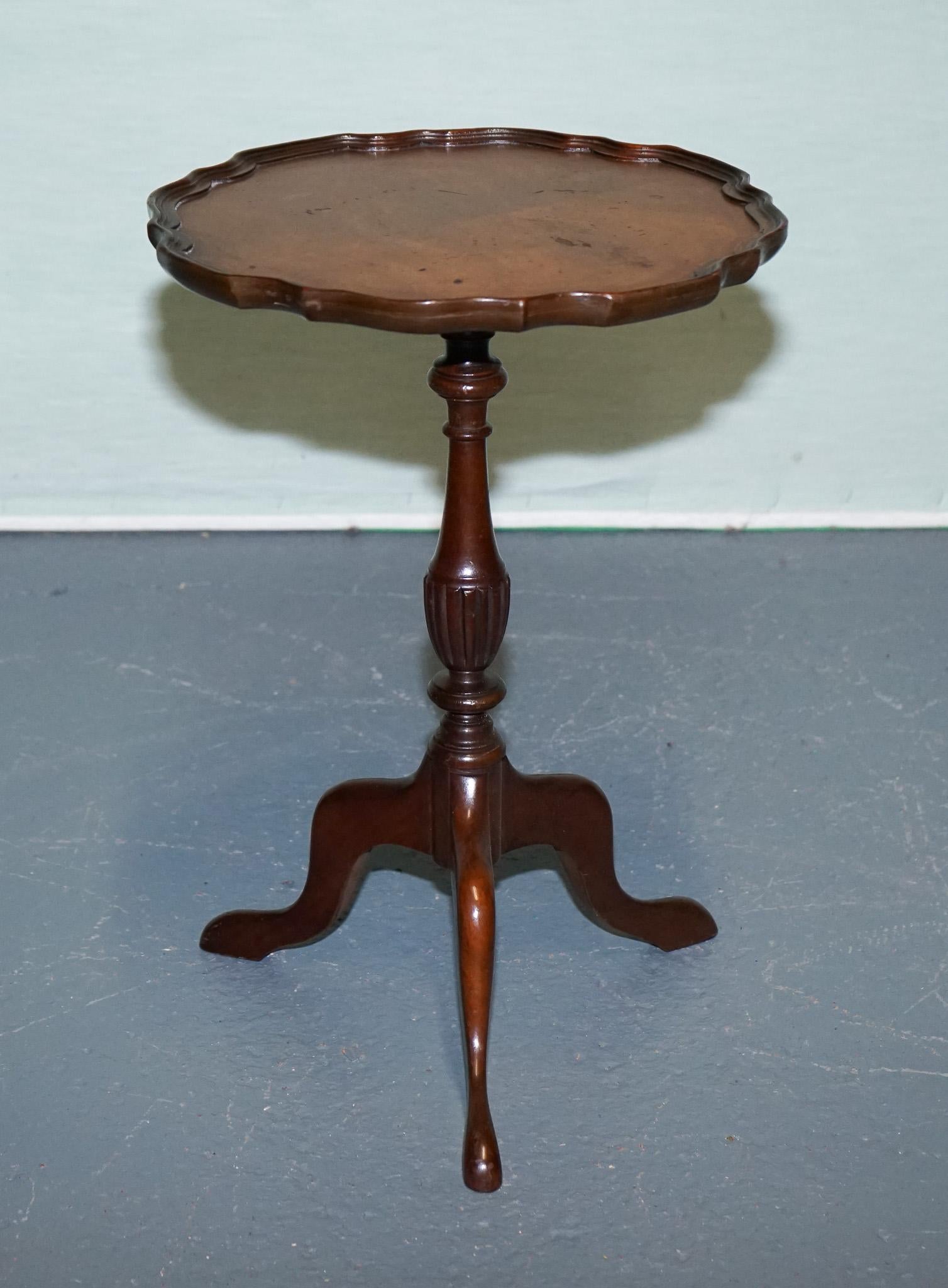 Fait main ANTIQUE TABLE D'ACCOMPAGNEMENT EN BOIS DUR À BORDEAUX SCALLOPÉS SUR PIEDS DE TRIPODE c. 1930 en vente