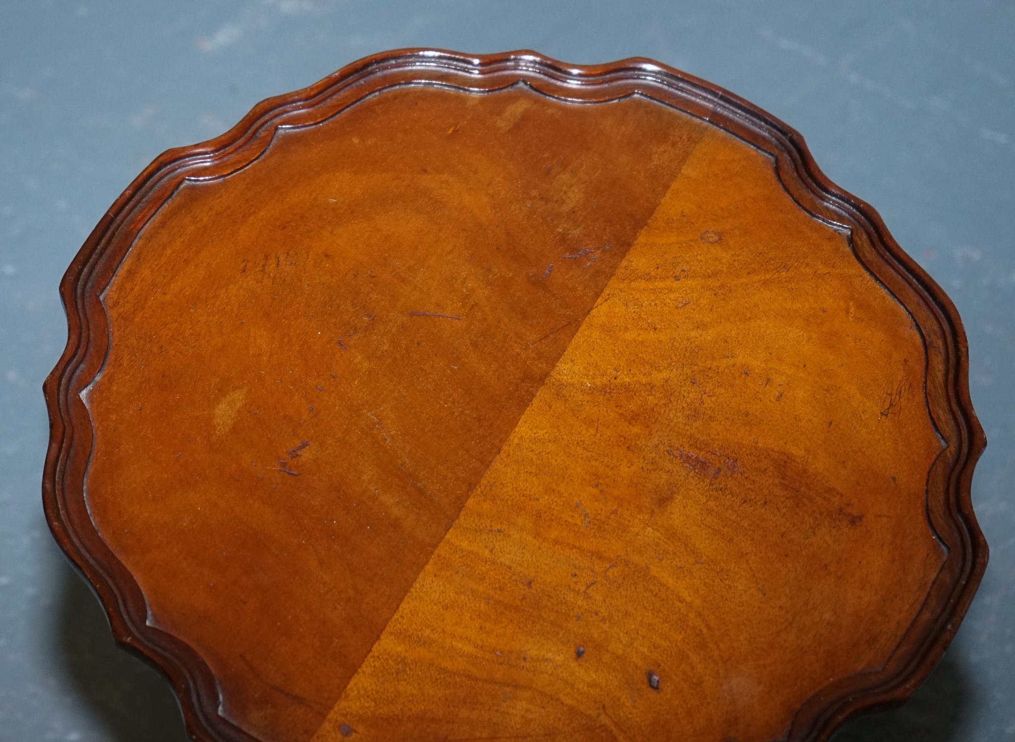 ANTIQUE TABLE D'ACCOMPAGNEMENT EN BOIS DUR À BORDEAUX SCALLOPÉS SUR PIEDS DE TRIPODE c. 1930 Bon état - En vente à Pulborough, GB