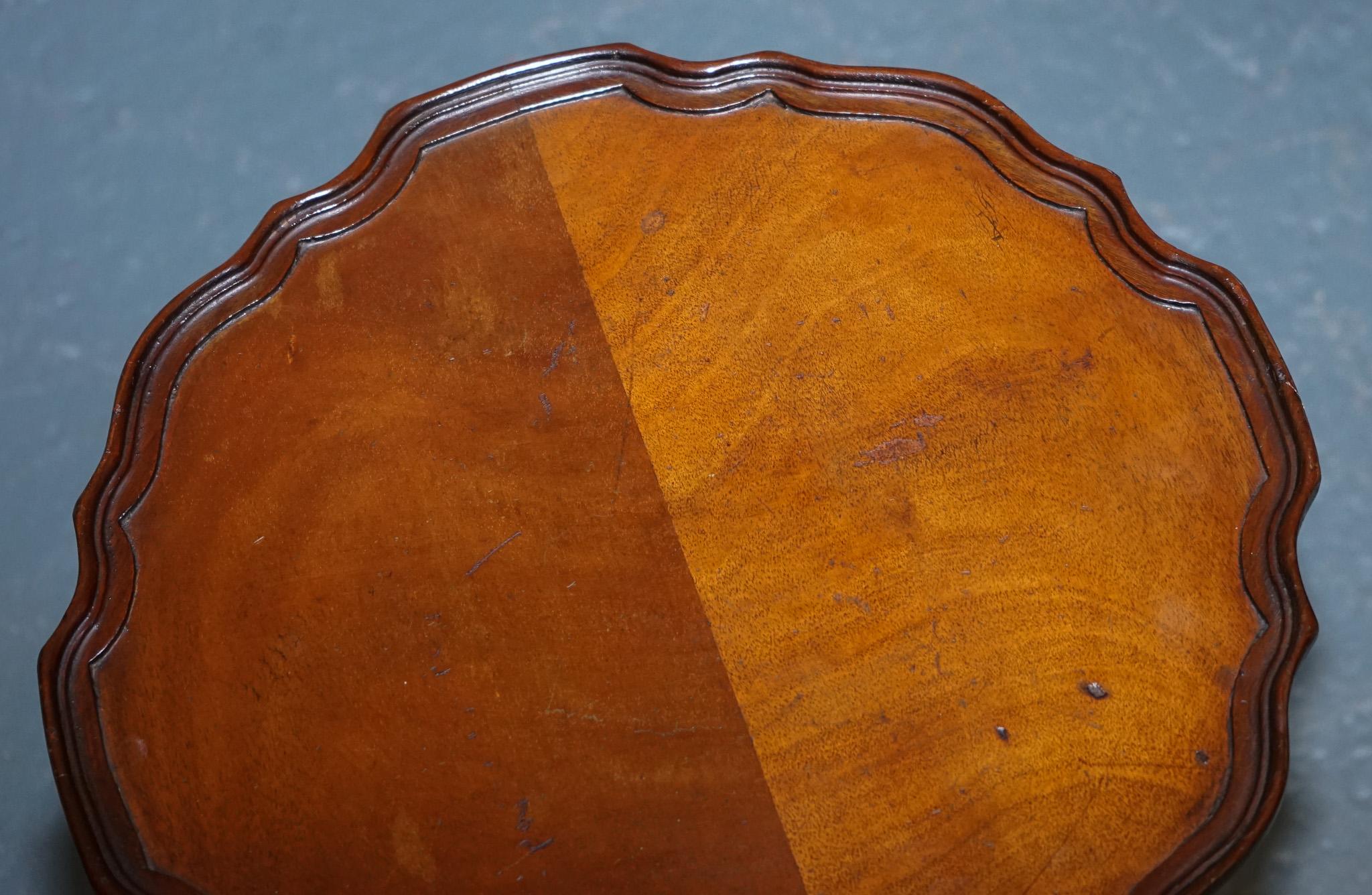 20ième siècle ANTIQUE TABLE D'ACCOMPAGNEMENT EN BOIS DUR À BORDEAUX SCALLOPÉS SUR PIEDS DE TRIPODE c. 1930 en vente