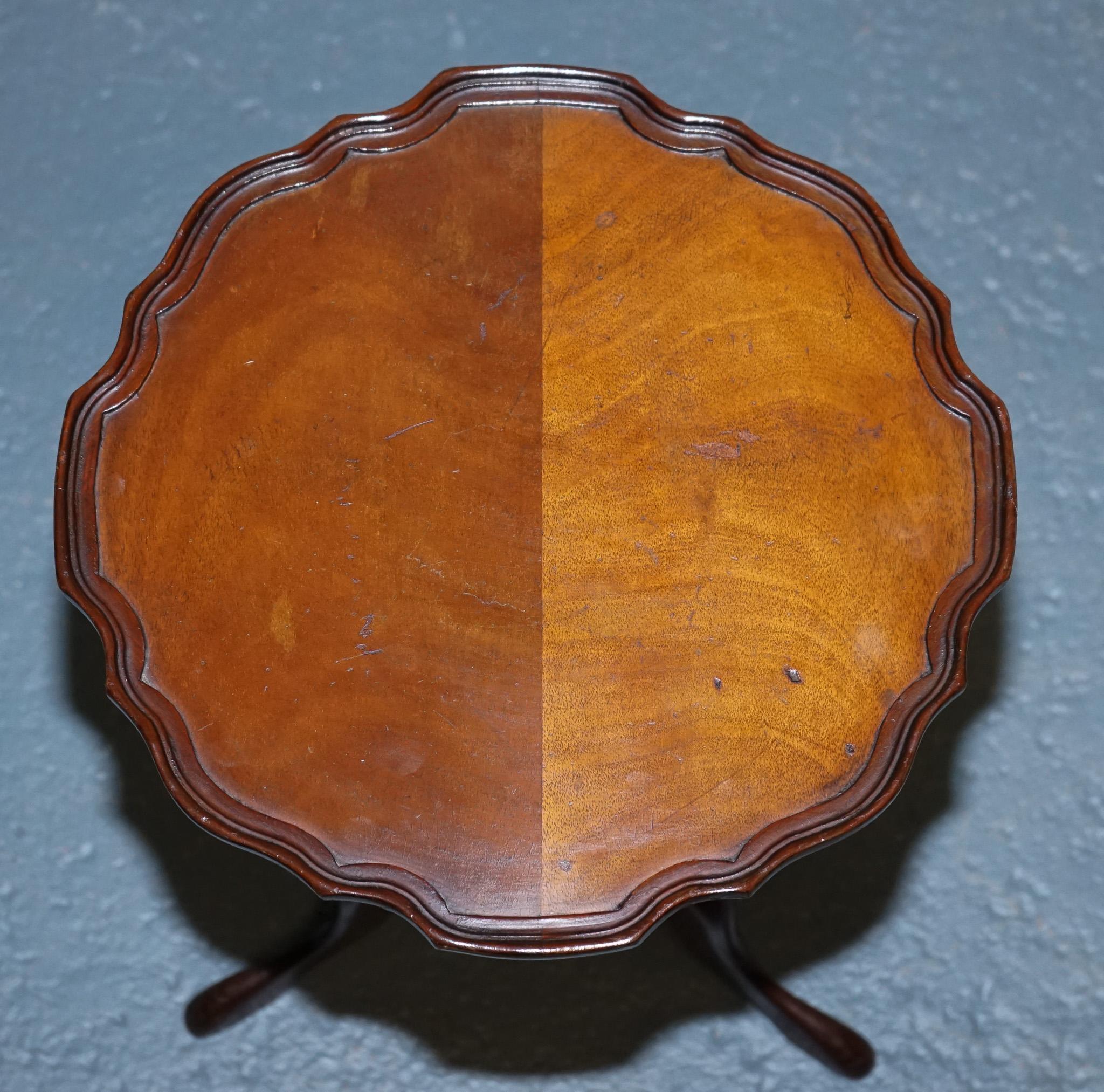 Bois de feuillus ANTIQUE TABLE D'ACCOMPAGNEMENT EN BOIS DUR À BORDEAUX SCALLOPÉS SUR PIEDS DE TRIPODE c. 1930 en vente