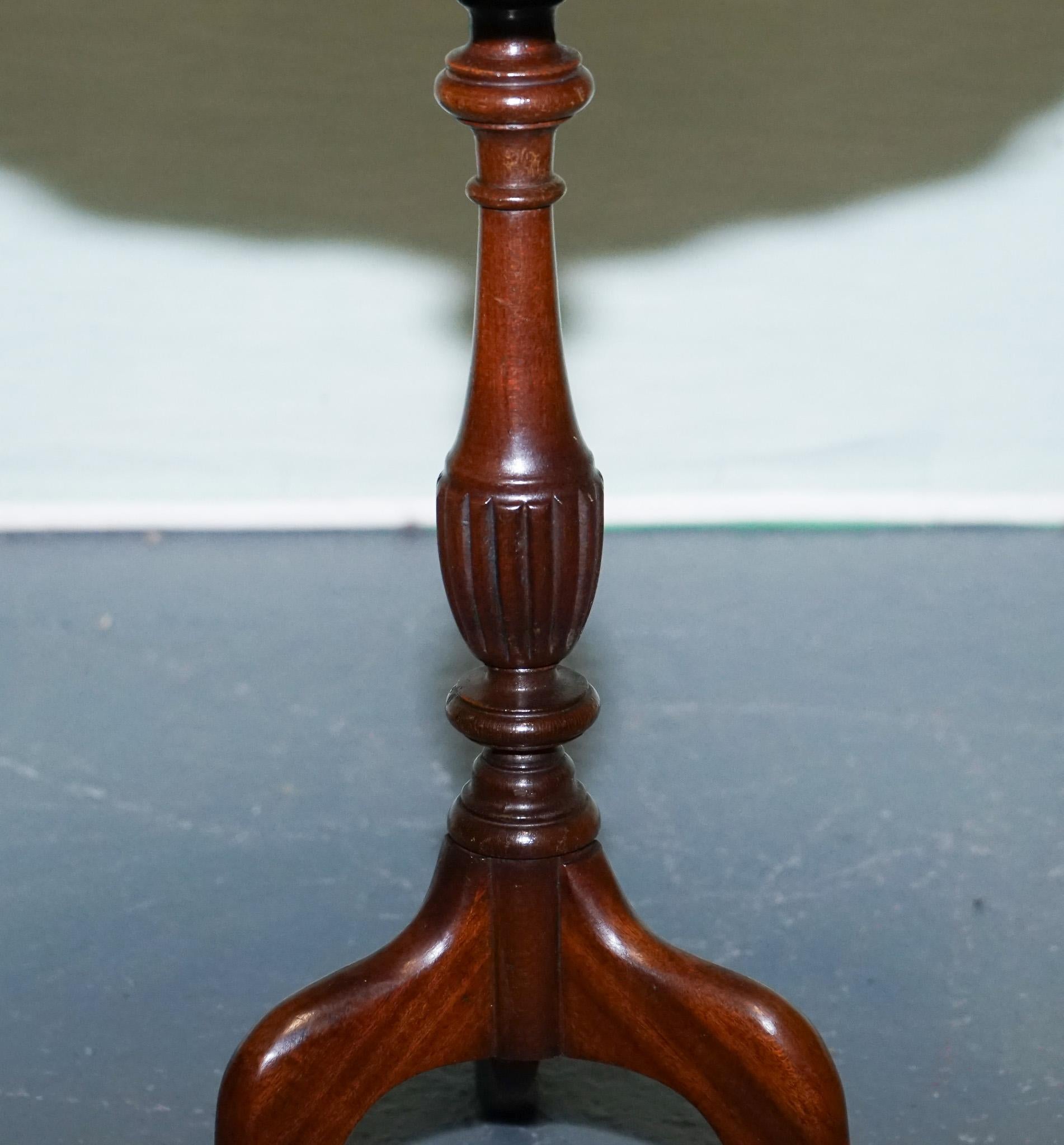 ANTIQUE TABLE D'ACCOMPAGNEMENT EN BOIS DUR À BORDEAUX SCALLOPÉS SUR PIEDS DE TRIPODE c. 1930 en vente 1