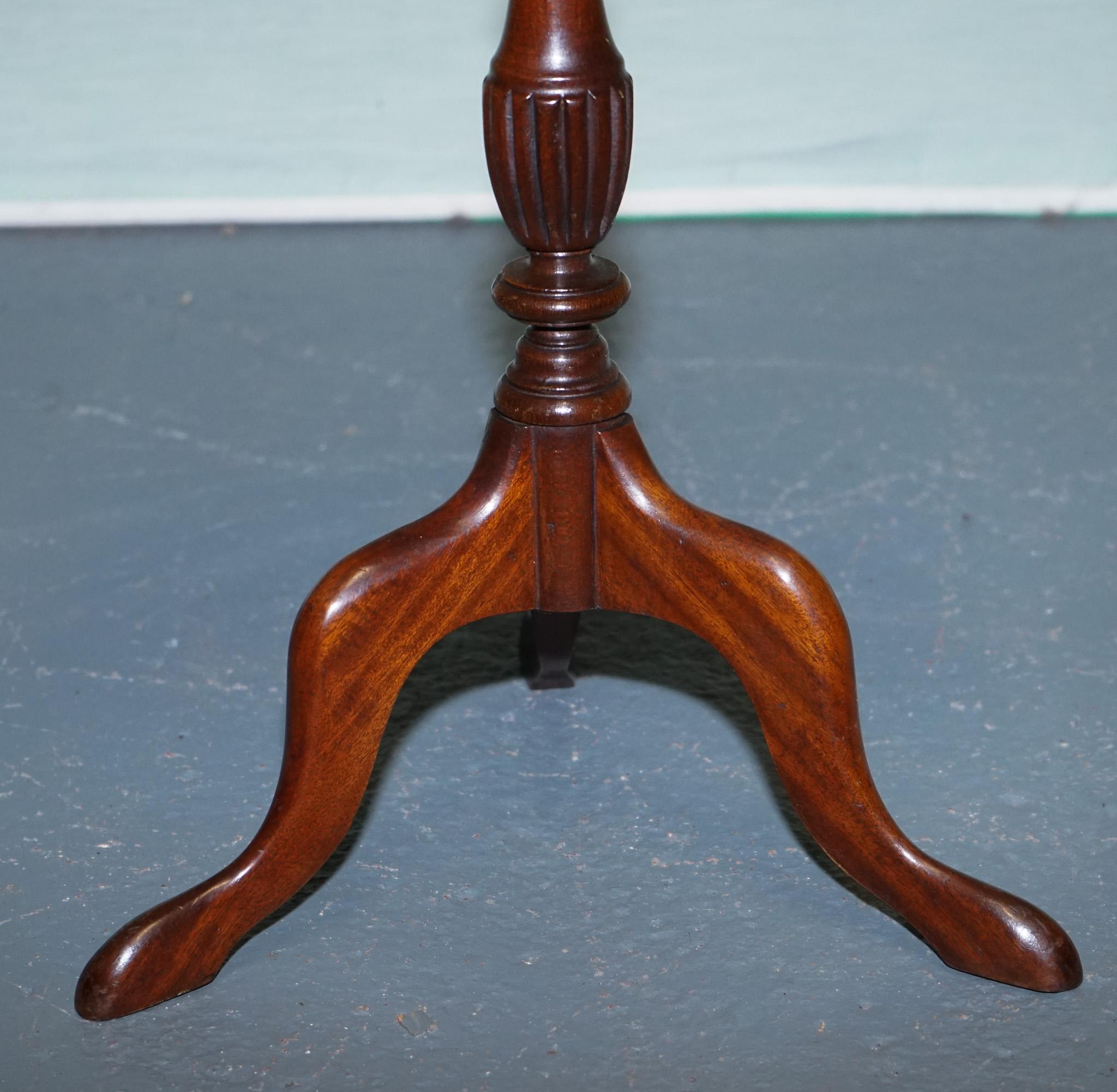 ANTIQUE TABLE D'ACCOMPAGNEMENT EN BOIS DUR À BORDEAUX SCALLOPÉS SUR PIEDS DE TRIPODE c. 1930 en vente 2