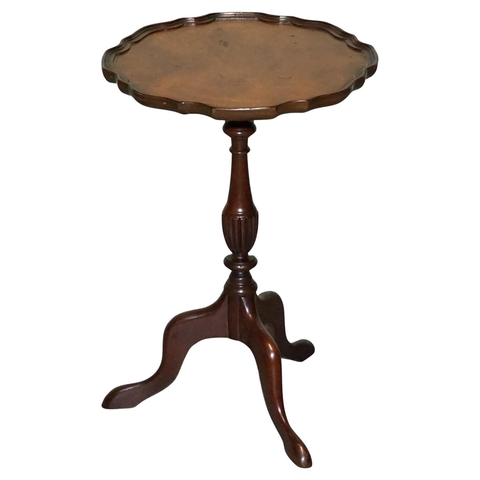 ANTIQUE TABLE D'ACCOMPAGNEMENT EN BOIS DUR À BORDEAUX SCALLOPÉS SUR PIEDS DE TRIPODE c. 1930 en vente