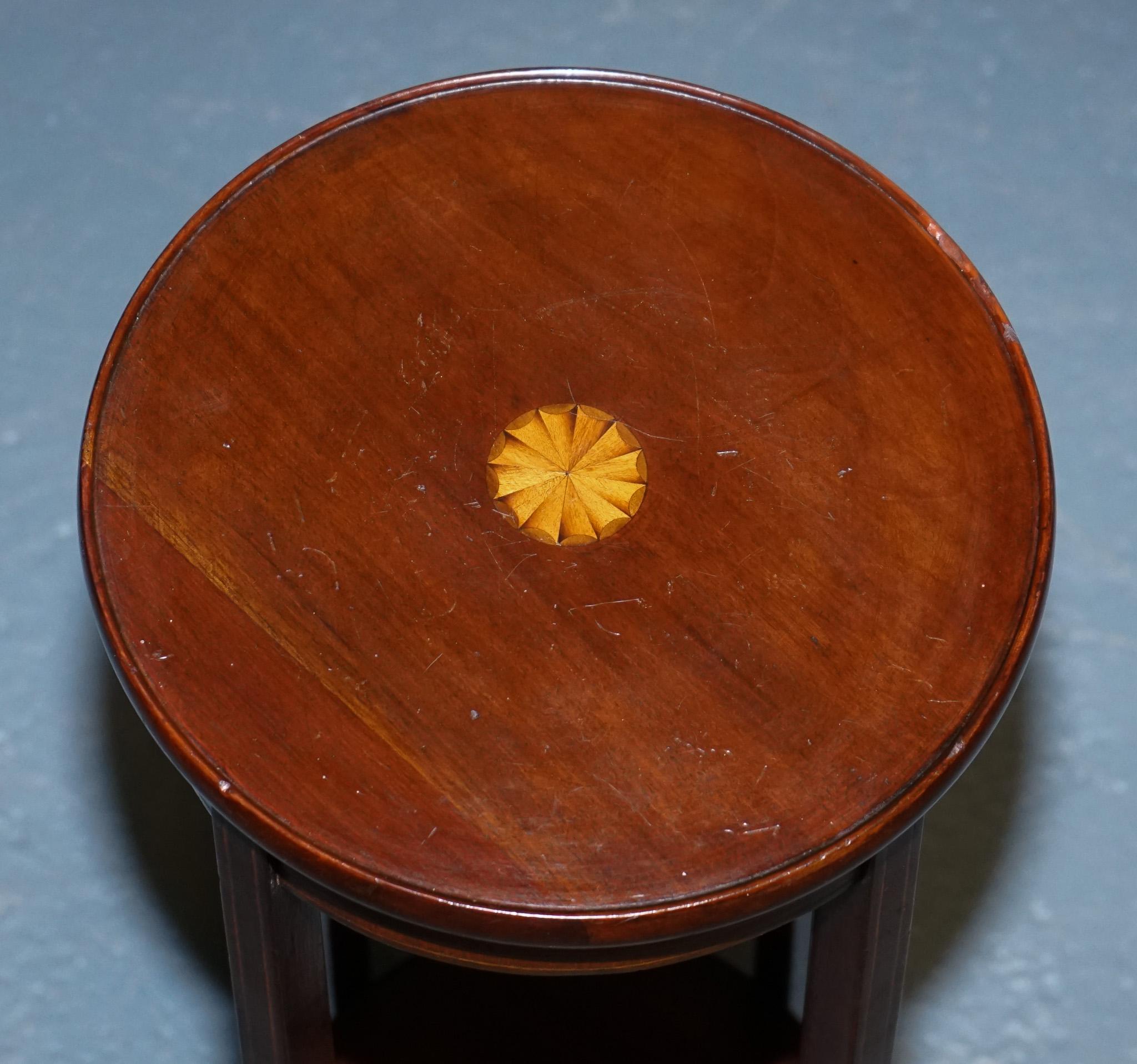 Britannique ANTIQUE HARDWOOD TWO TIER PLANT STAND WITH STARBURST MARQUETRY iNLAY en vente