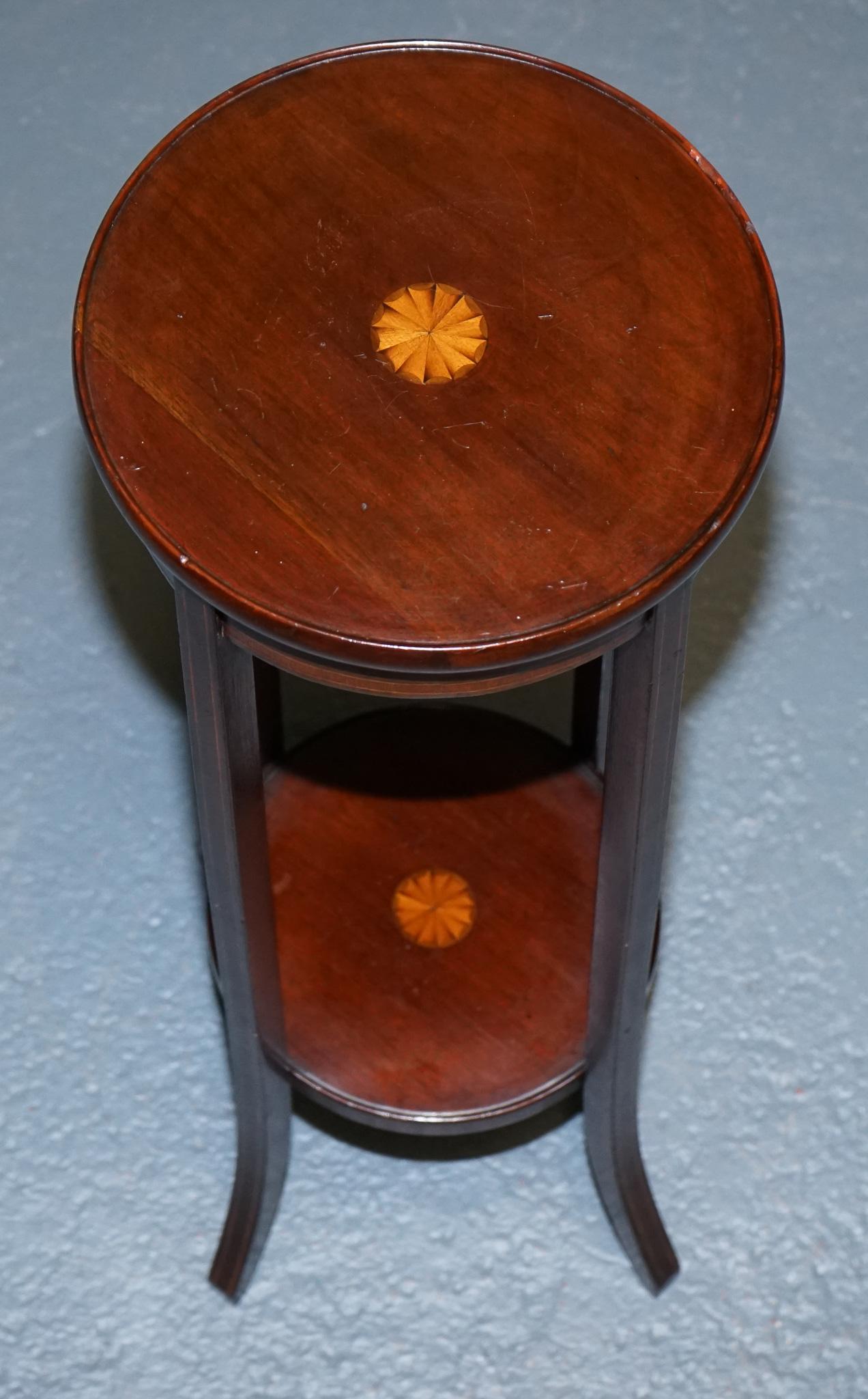 Fait main ANTIQUE HARDWOOD TWO TIER PLANT STAND WITH STARBURST MARQUETRY iNLAY en vente
