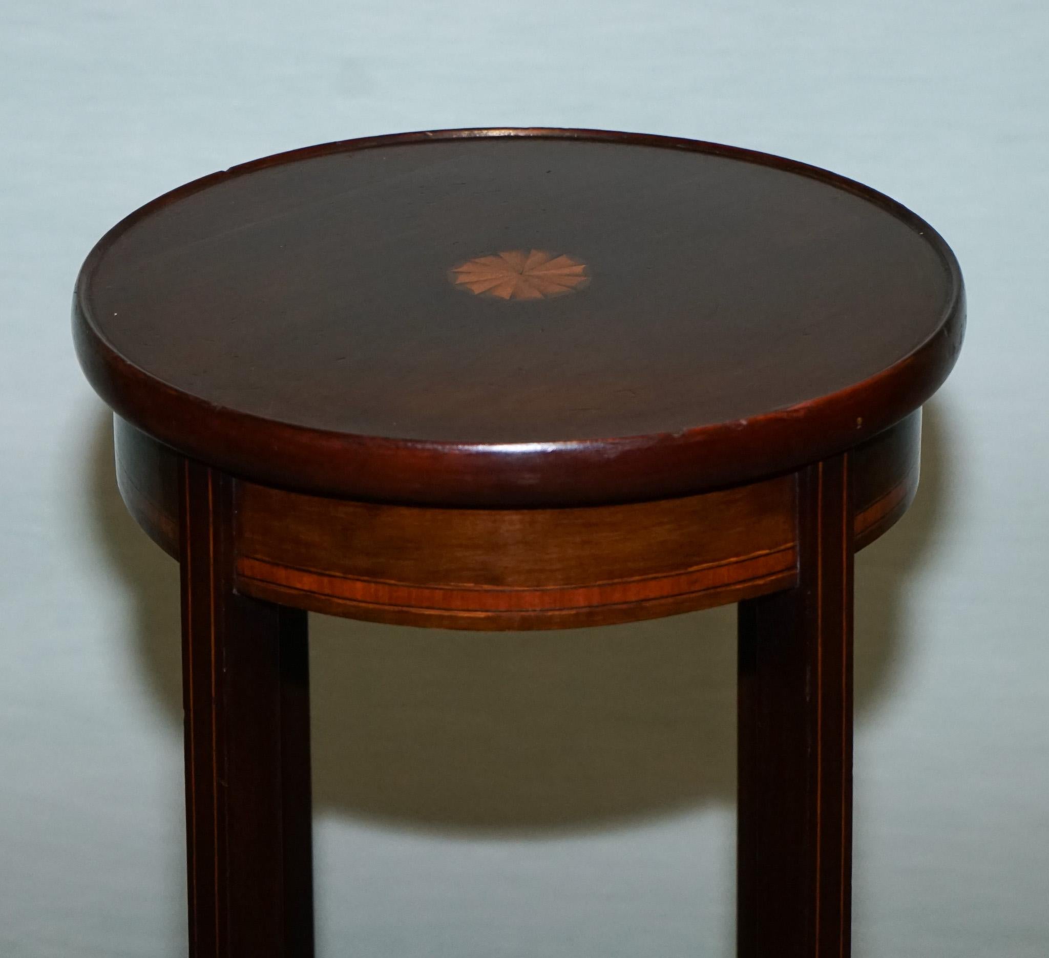 Bois de feuillus ANTIQUE HARDWOOD TWO TIER PLANT STAND WITH STARBURST MARQUETRY iNLAY en vente