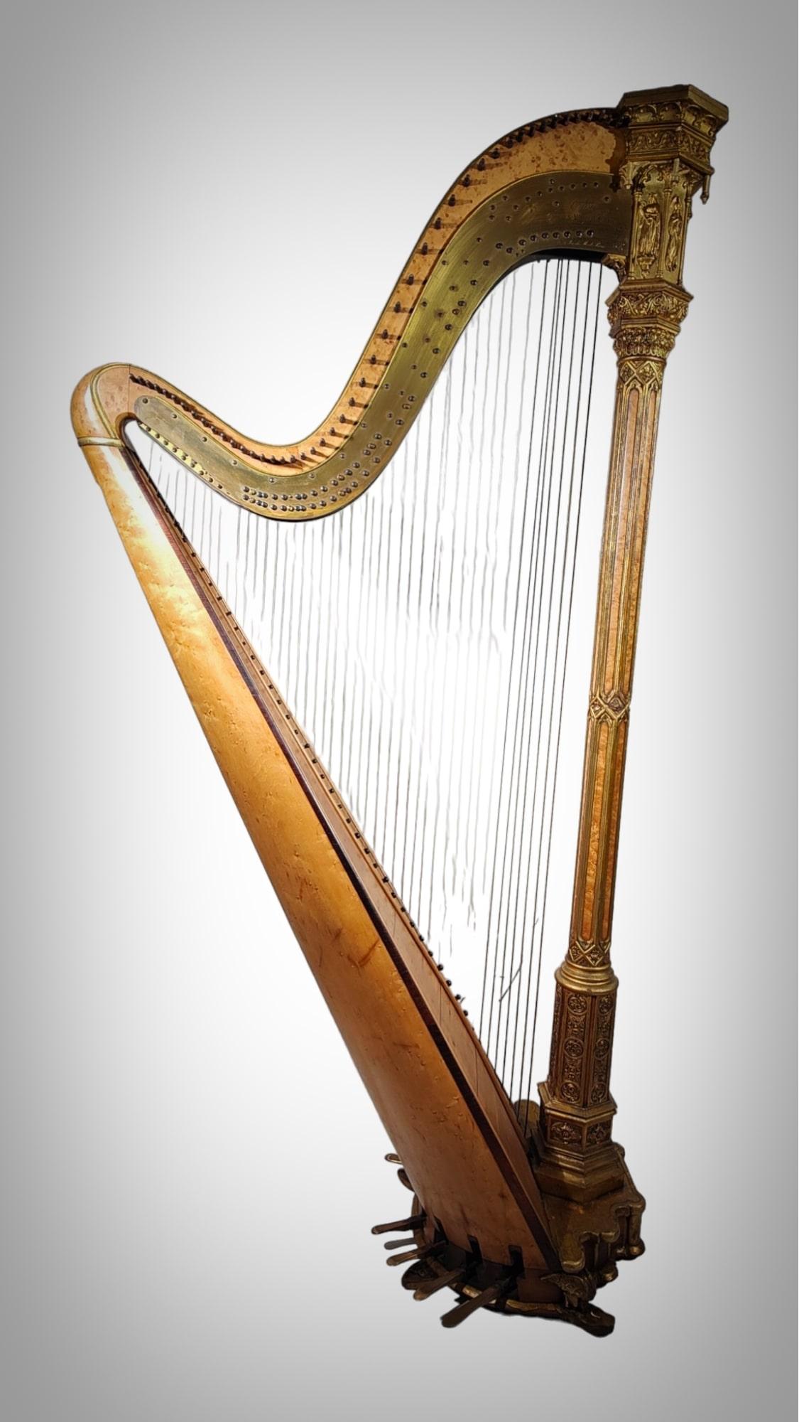 Antique harp by Sebastian Erard, xix th
Dimensions: H x W x D: approx. 176 x 93 x 50 cm

Description:
Beautiful and very elegant harp from the workshop of the famous harp and piano maker Sebastian Erard.

The foot, the column and the head of the