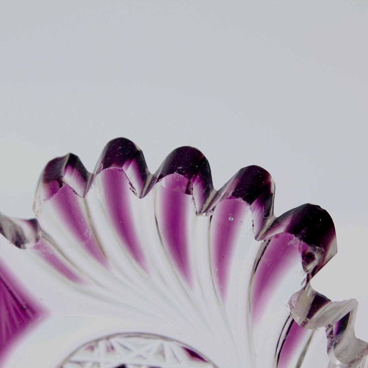 Compotier ou bol à pieds antique Harrach Bohemian violet taillé en verre transparent en vente 5