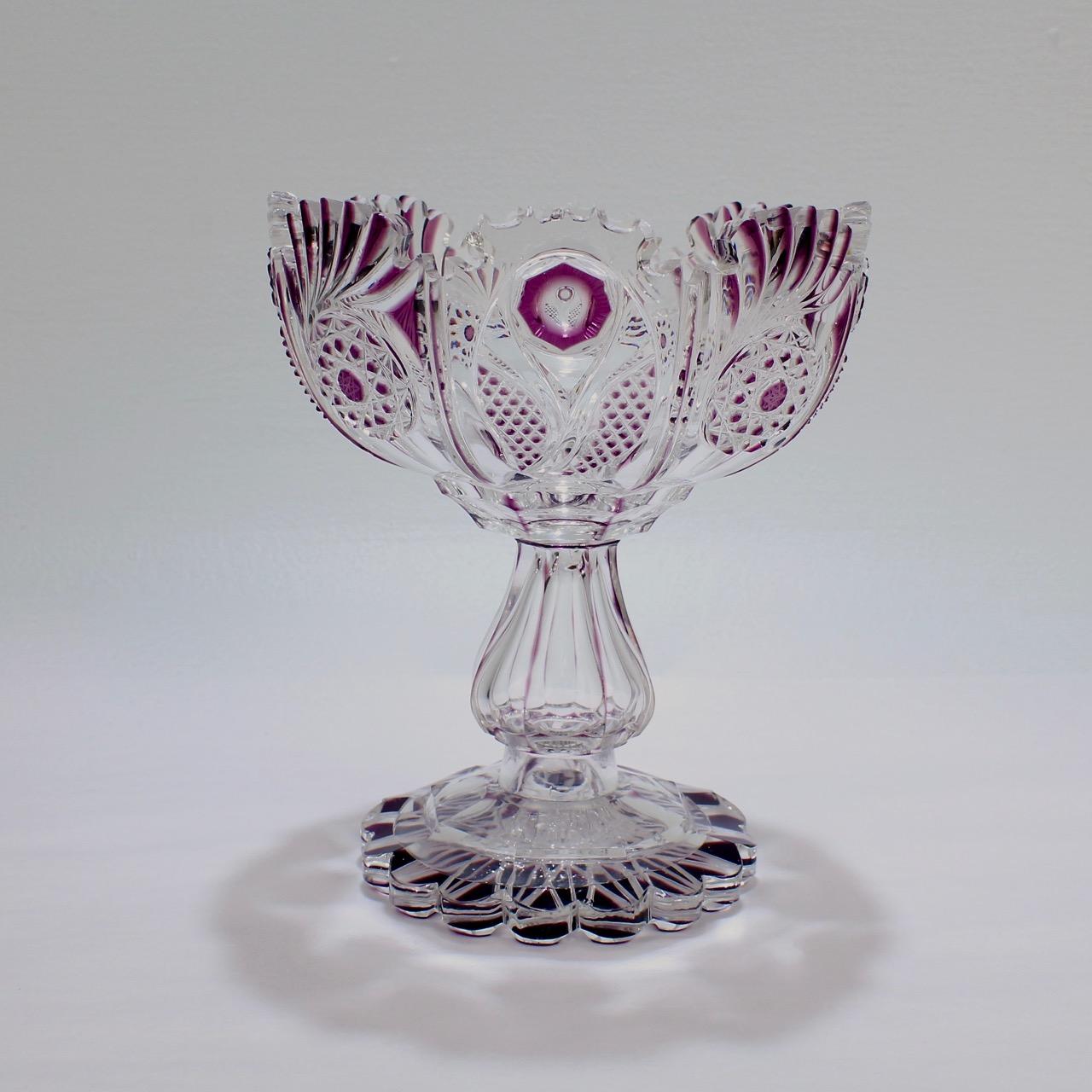 Eine gute Bohemain Glasschüssel mit Fuß oder Kompott.

Wahrscheinlich von der Glashütte Graf Harrach hergestellt. 

Mit einem violetten Überfang (die erste Glasschicht) und umfangreichen Schliffen, auch am Sockel.

Ein schönes Beispiel für