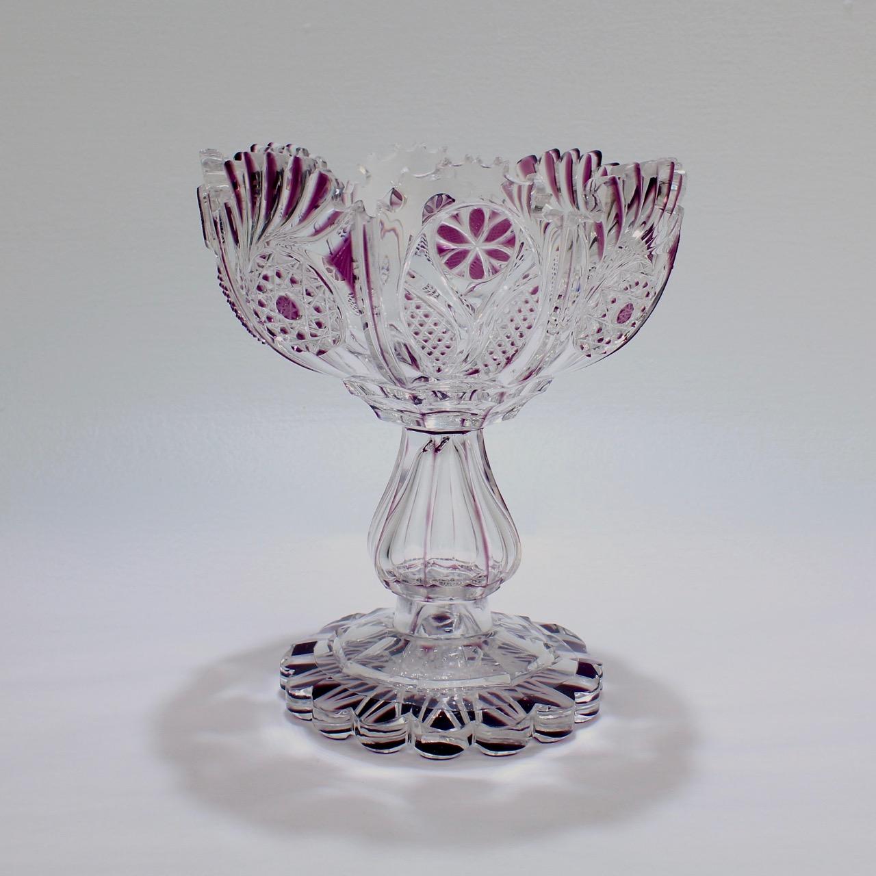 Victorien Compotier ou bol à pieds antique Harrach Bohemian violet taillé en verre transparent en vente