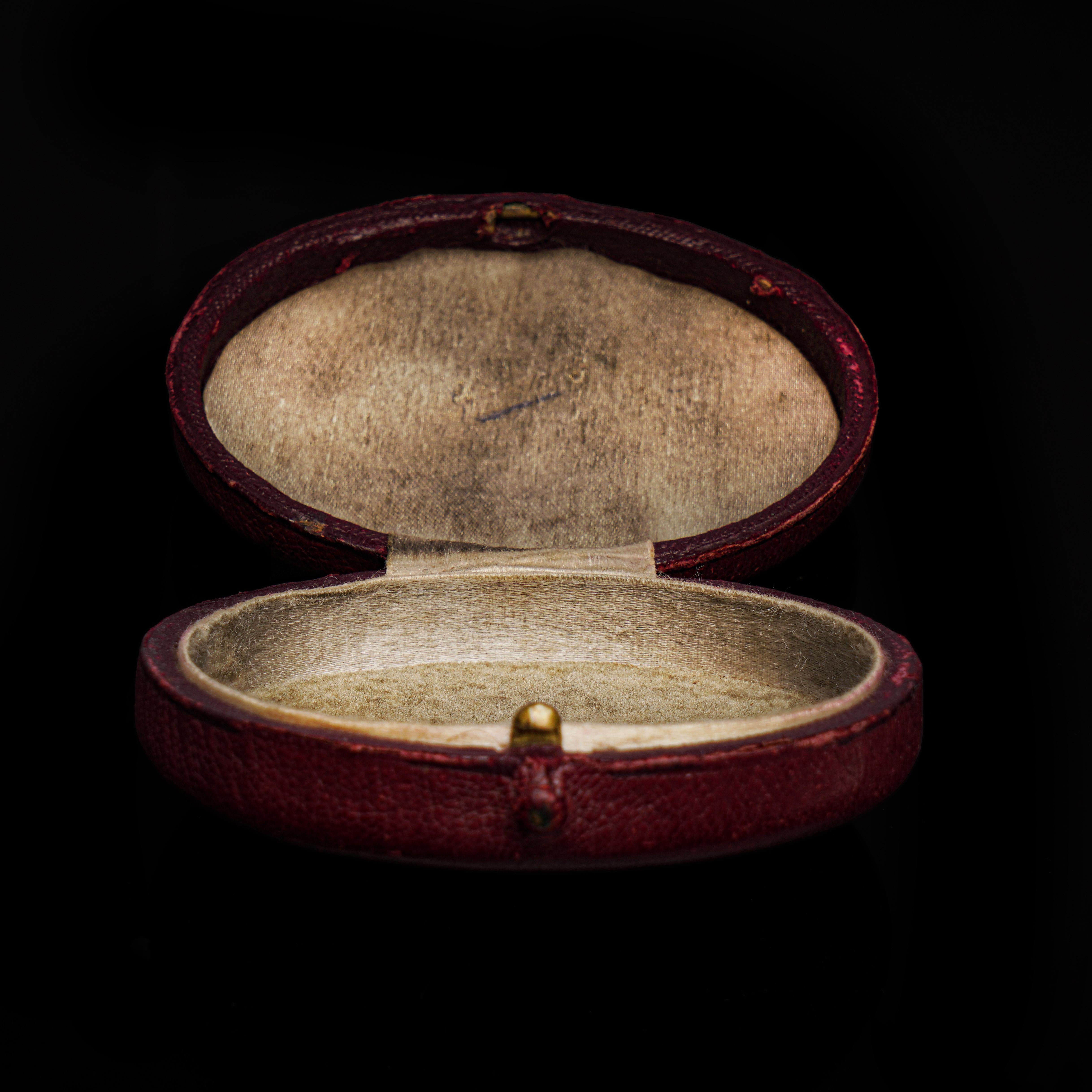 Antique Harrods jewellery display case.

Dimensions: 
Length x width x depth: 7.8 x 5.5 x 2.5 cm 
Weight: 27 grams 

Condition: Antique original condition, minor wear and tear. 

Harrods Antique Boxes is a revered institution in the world of luxury