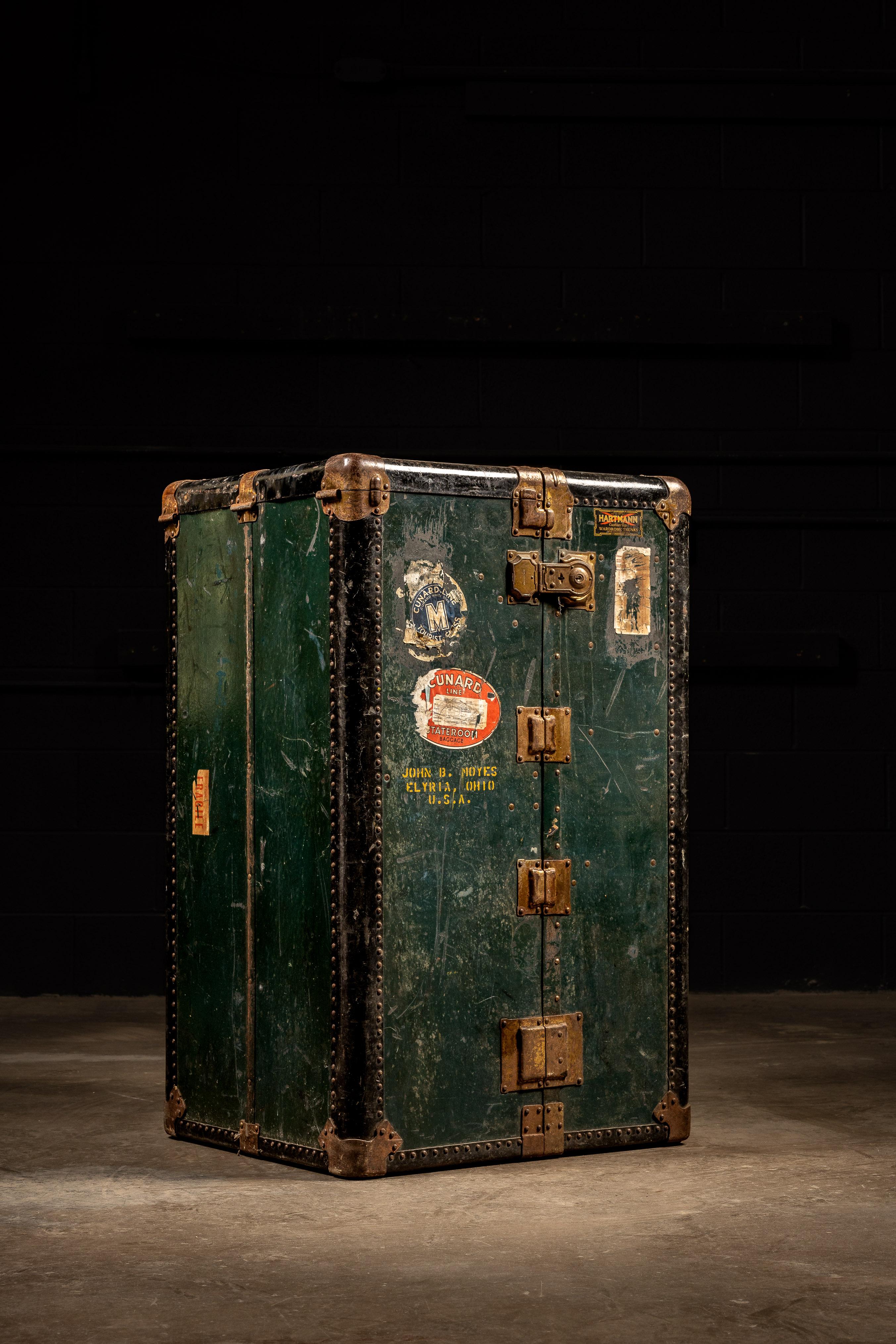 c. Anni '20; Hartmann Trunk Co. - Racine, WI

Antico armadio a vapore con piano imbottito. Questo pezzo è dotato di molti elementi che si trovano in un armadio domestico a grandezza naturale, come cassetti di varie dimensioni e ganci/appendini.