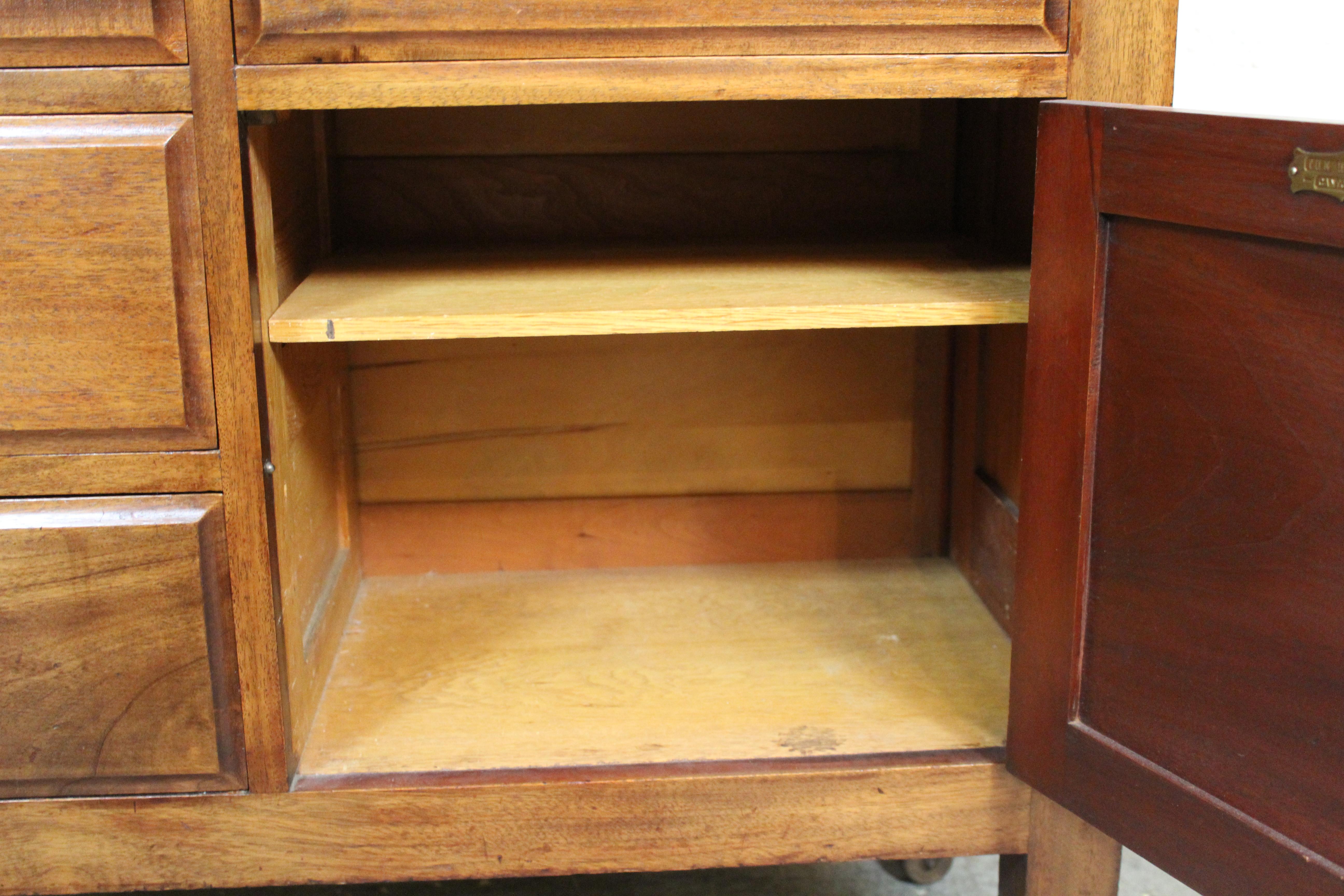 Antiker Harvard Company Zahnarztwagenschrank im Angebot 8