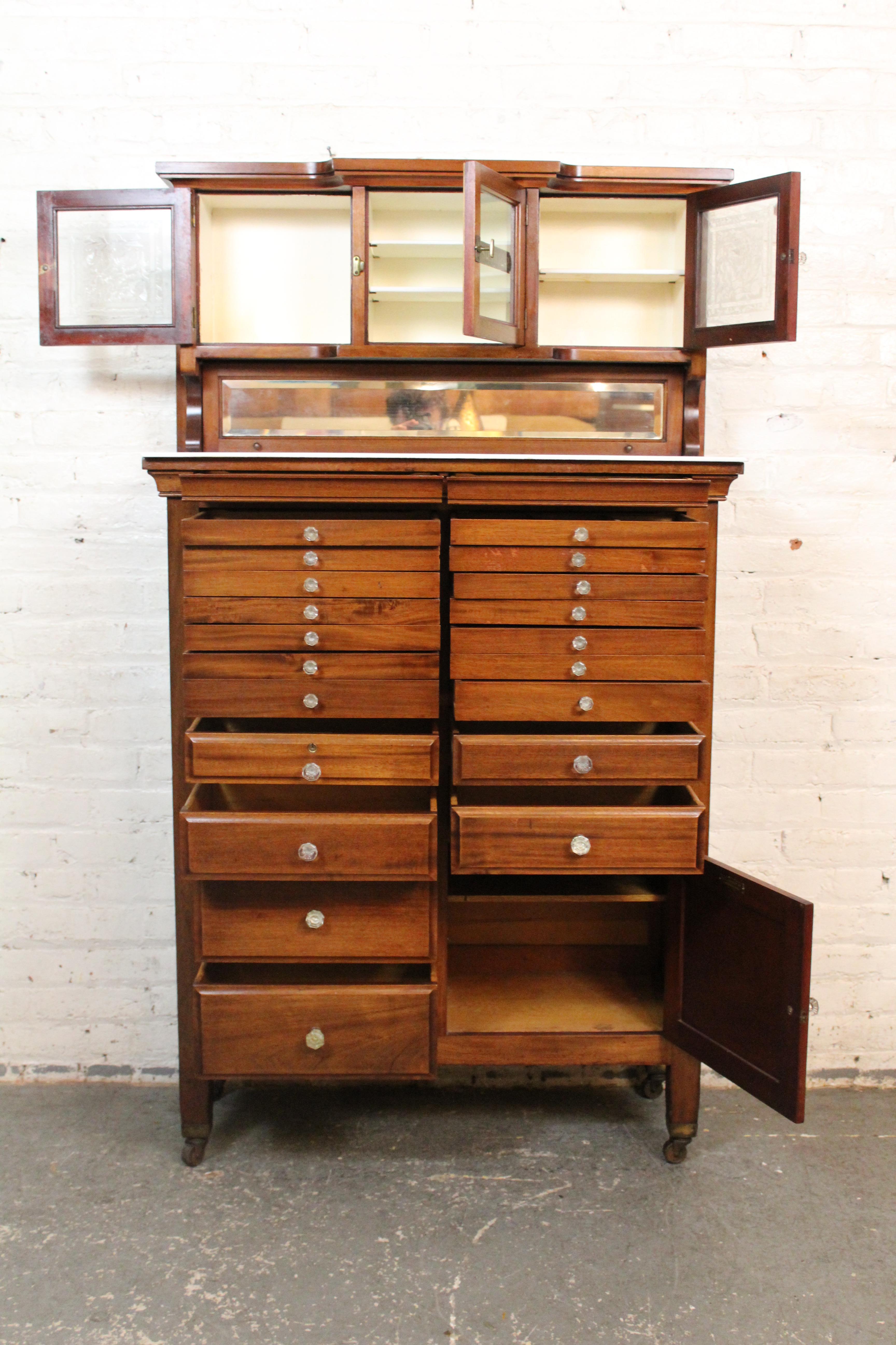 Antiker Harvard Company Zahnarztwagenschrank im Angebot 1
