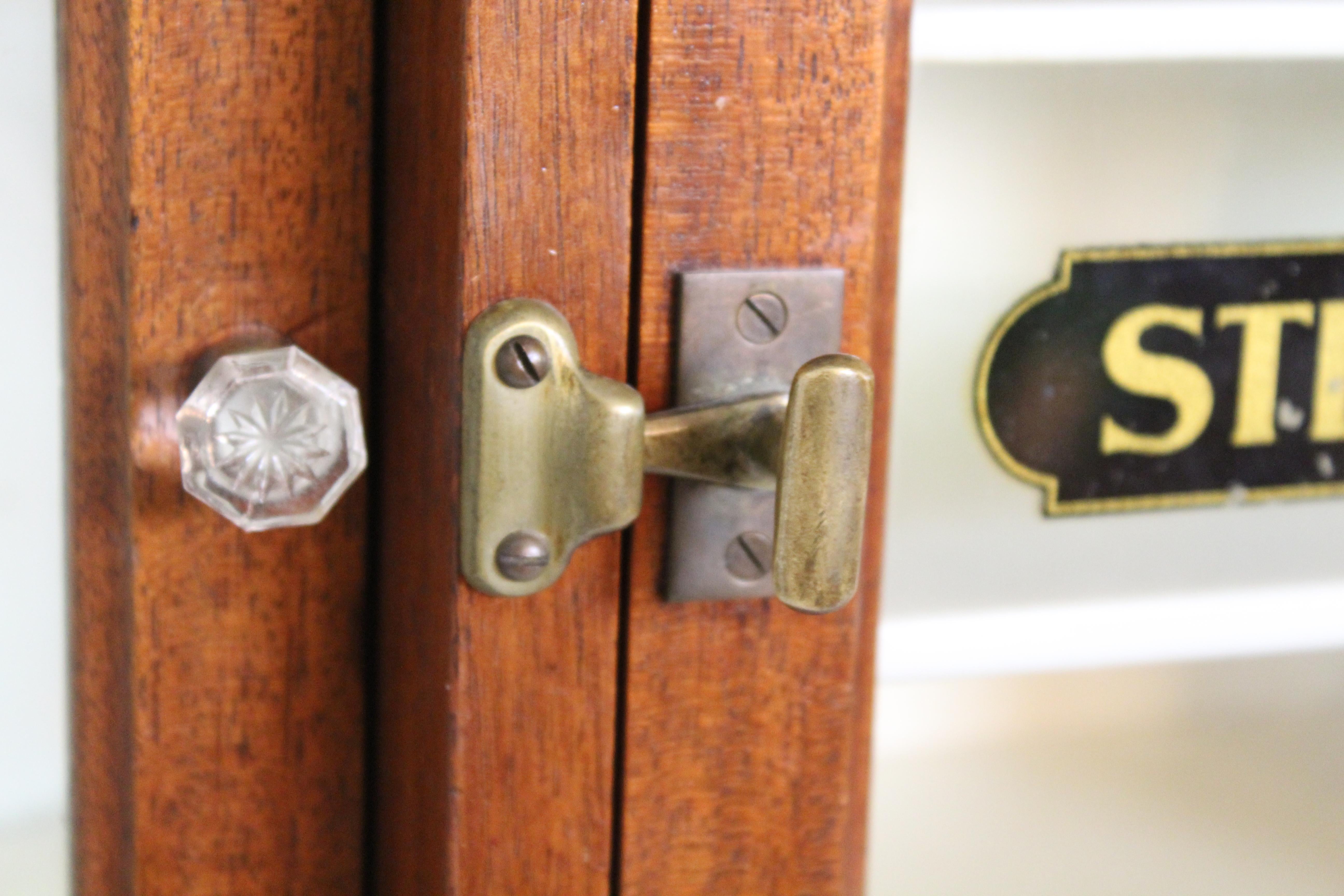 Antiker Harvard Company Zahnarztwagenschrank im Angebot 4