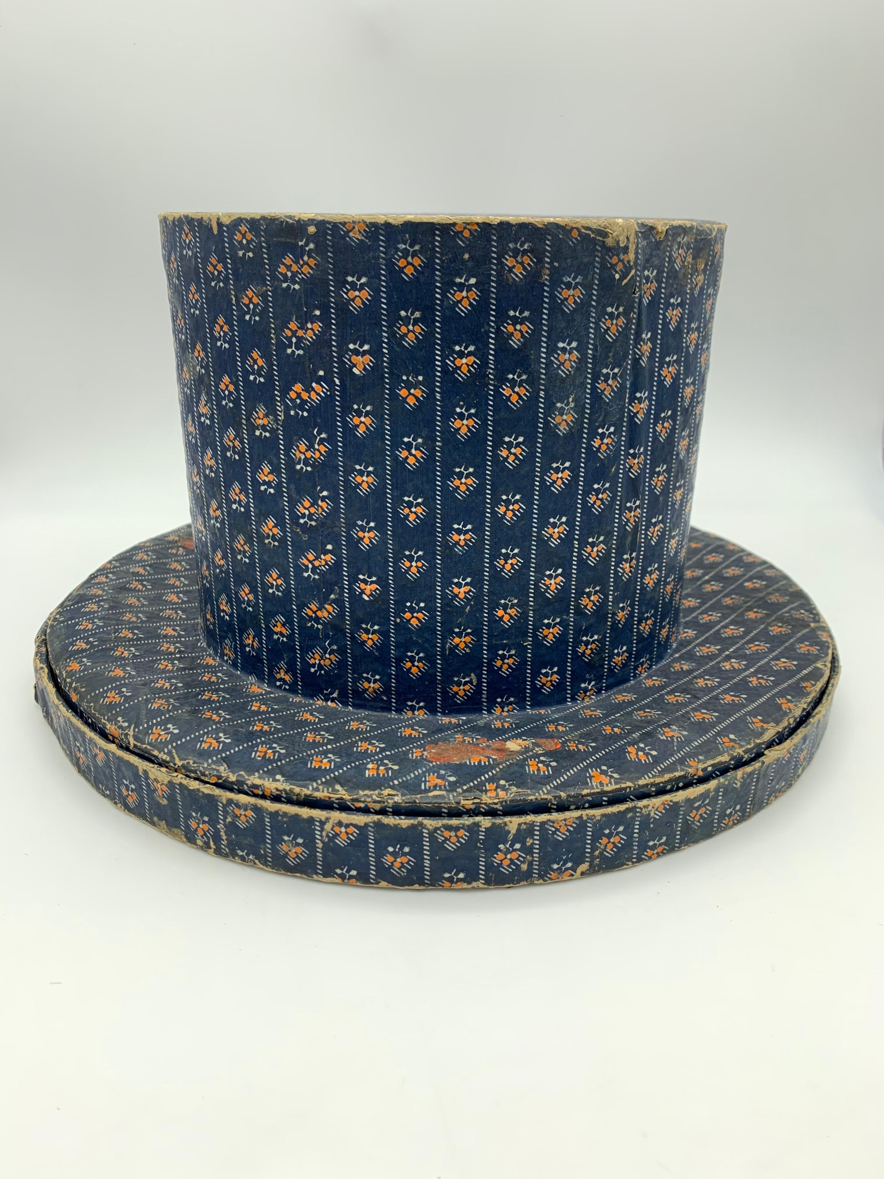 Très rare boîte à chapeau pour un chapeau haut de forme de gentleman, réalisée en carton imprimé à la main.
Compte tenu de la fragilité du matériau, cet objet très rare est dans un état étonnamment bon. Il ne reste probablement plus beaucoup