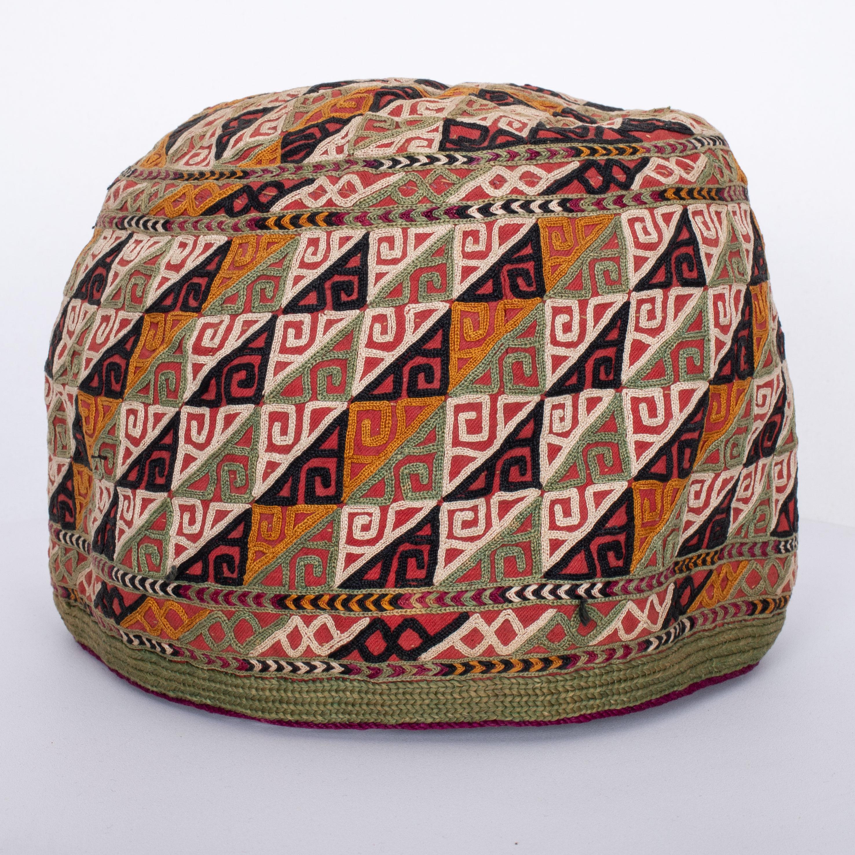 Il s'agit d'un chapeau tribal rare et de grande taille de la tribu Chodor du Turkménistan.
Fin du 19ème siècle, brodé en soie sur une base de laine.