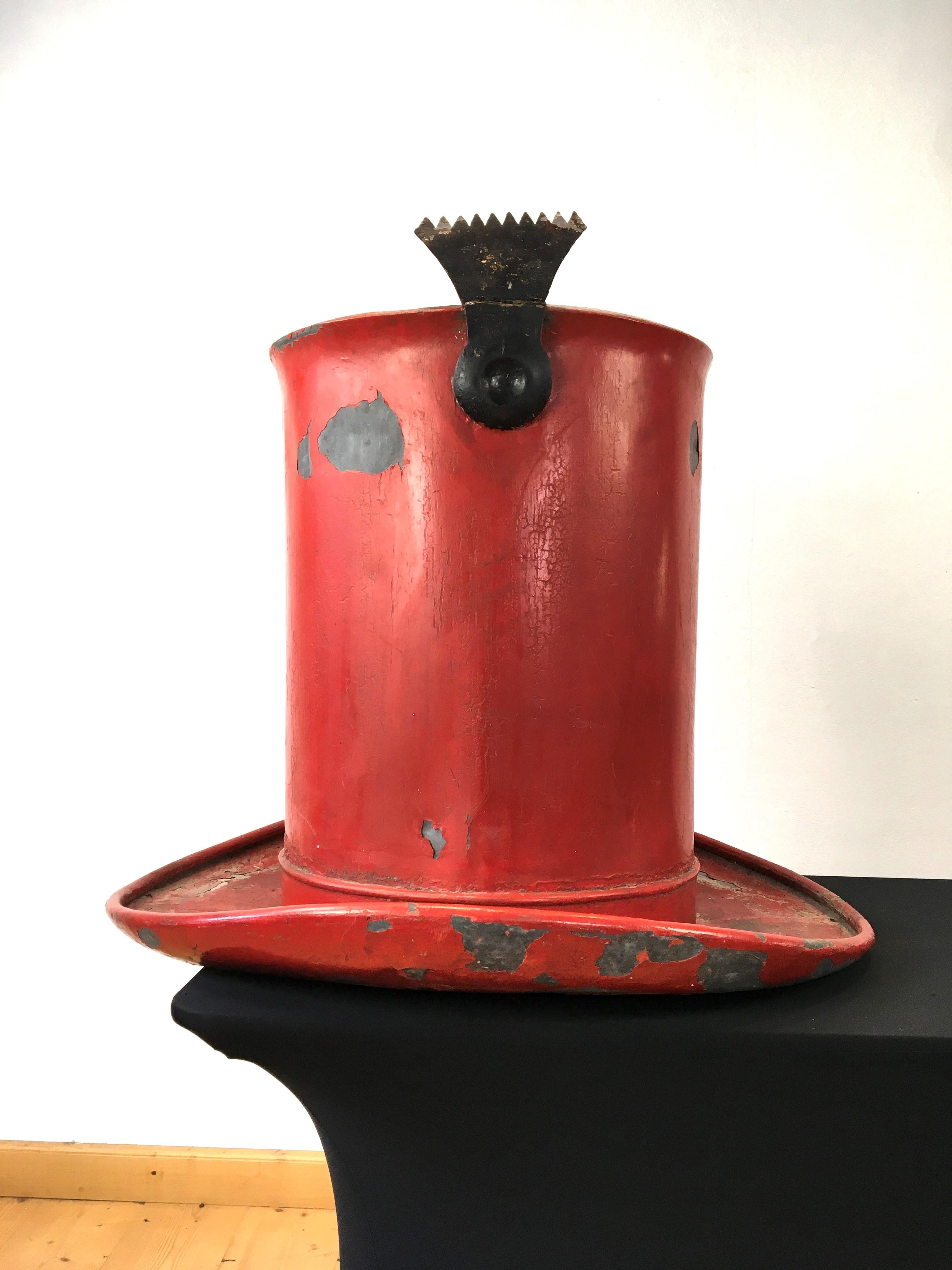 Antique Zinc Red Hat Maker Trade Sign, France, Early 20th Century  In Good Condition For Sale In Antwerp, BE