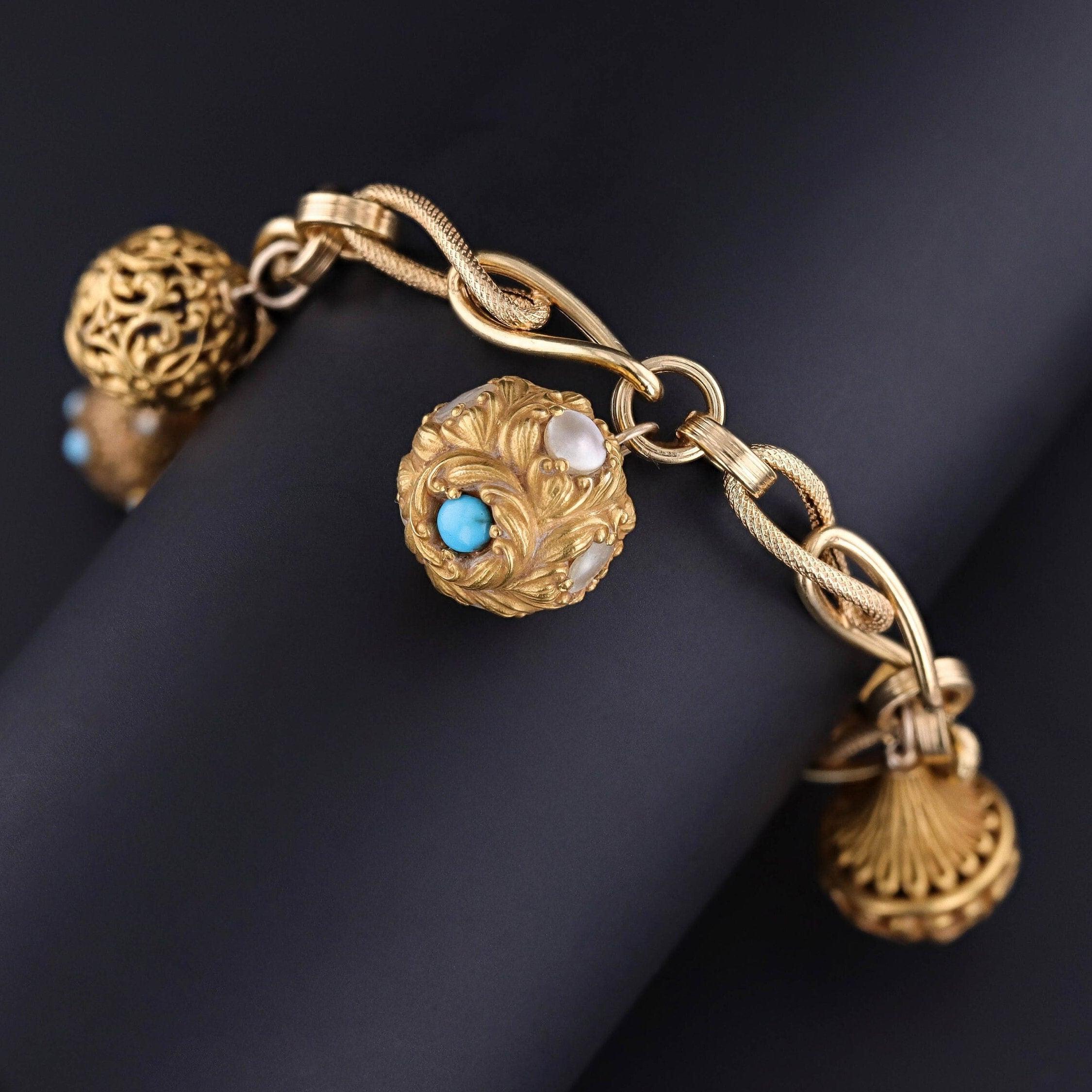 Questo bracciale unico unisce senza soluzione di continuità epoche diverse in modo davvero accattivante. Il bracciale in oro 18k risale agli anni '60 del XIX secolo, mentre ogni charme in oro 14k era in origine una spilla da cappello dell'epoca