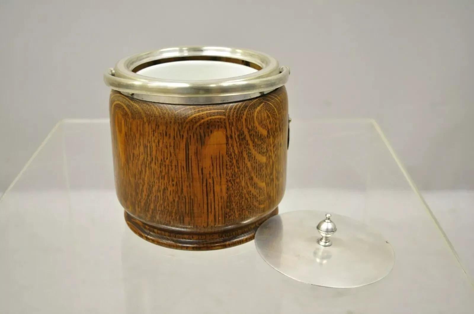 Antico A.C. C. e A.C. inglese in argento e quercia con coperchio e linea. Articolo caratterizzato da ormolu d'argento, linee di ceramica in pietra ferrosa, marcato 
