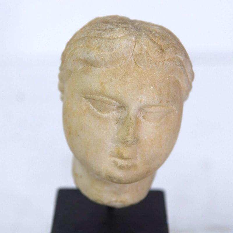 Antique head in alabaster, height 17 cm for a width of 8 cm and a depth of 7 cm, mounted on a revolving base, indefinite period.

Additional information:
Material: Alabaster, Marble & onyx.