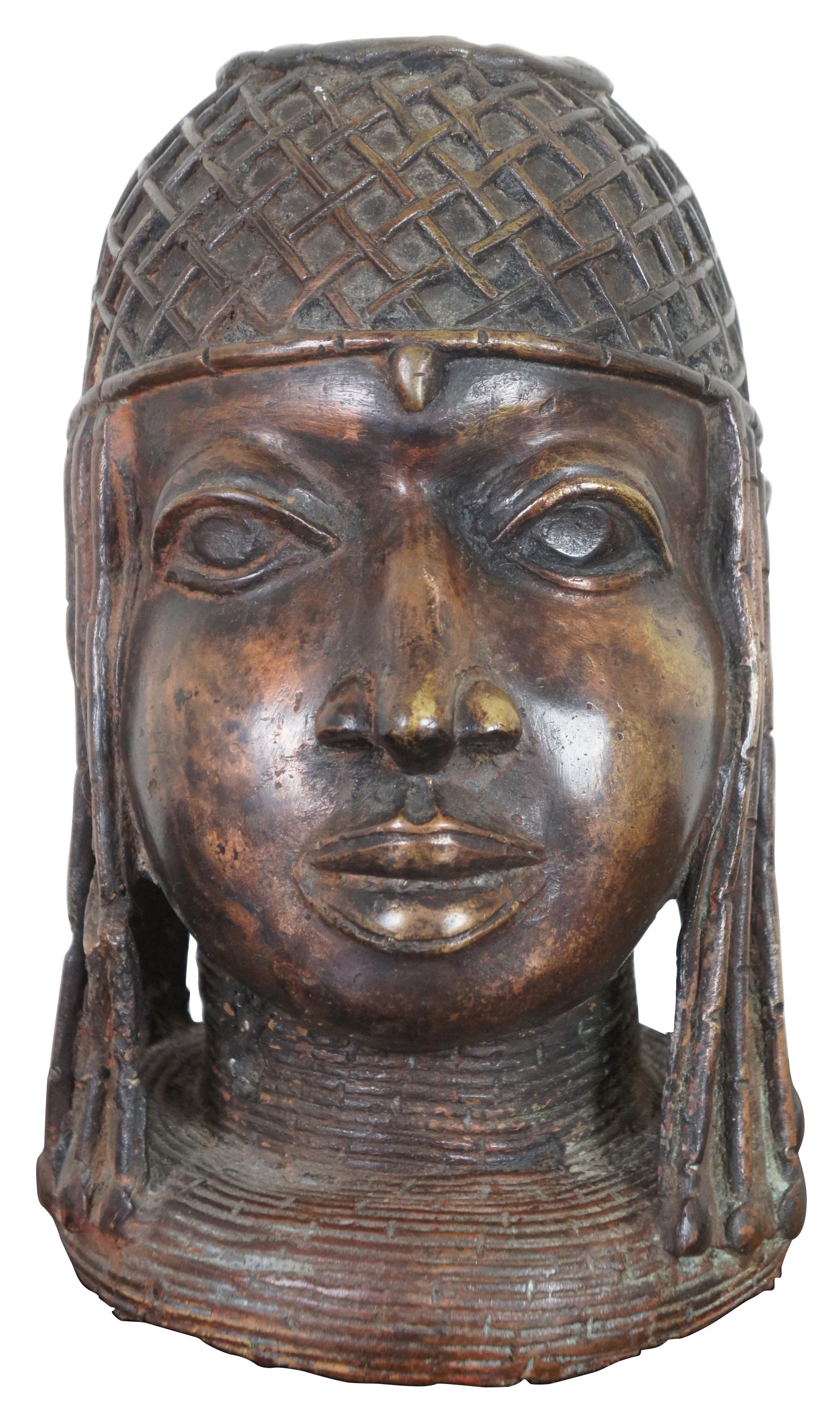 Antiquité Tête d'Oba Roi Bronze Benin Sculpture Africaine Tribale Buste d'Autel Bon état à Dayton, OH