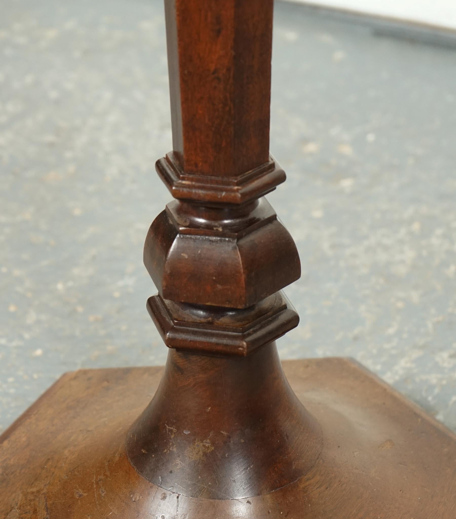 Bois de feuillus ANTIQUE BASE HEXAGONALE DE HEAL'S HEXAGONAL STANDING LAMP CIRCA 1930 en vente