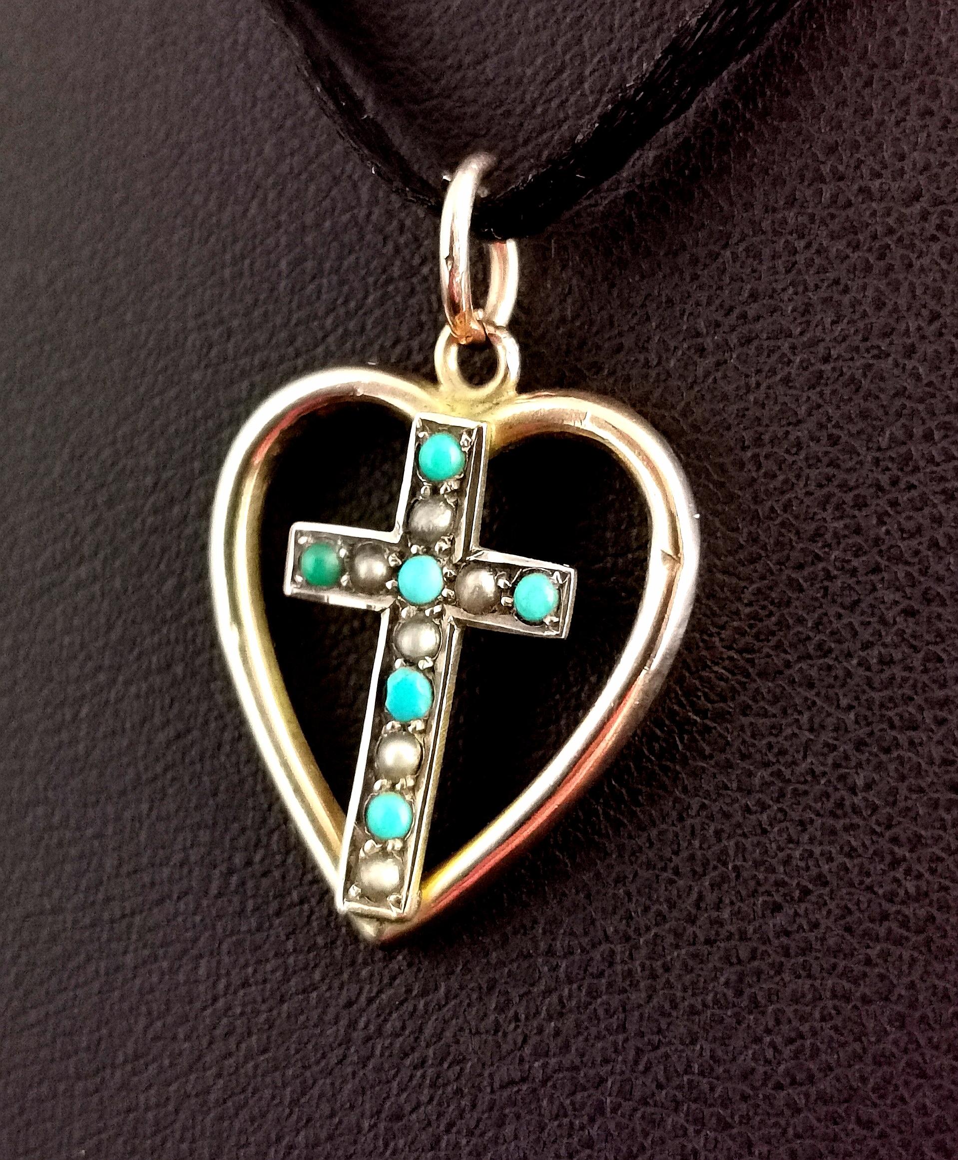 Édouardien Pendentif ancien en forme de cœur et de croix, en or rose 9 carats, turquoise et perles naturelles