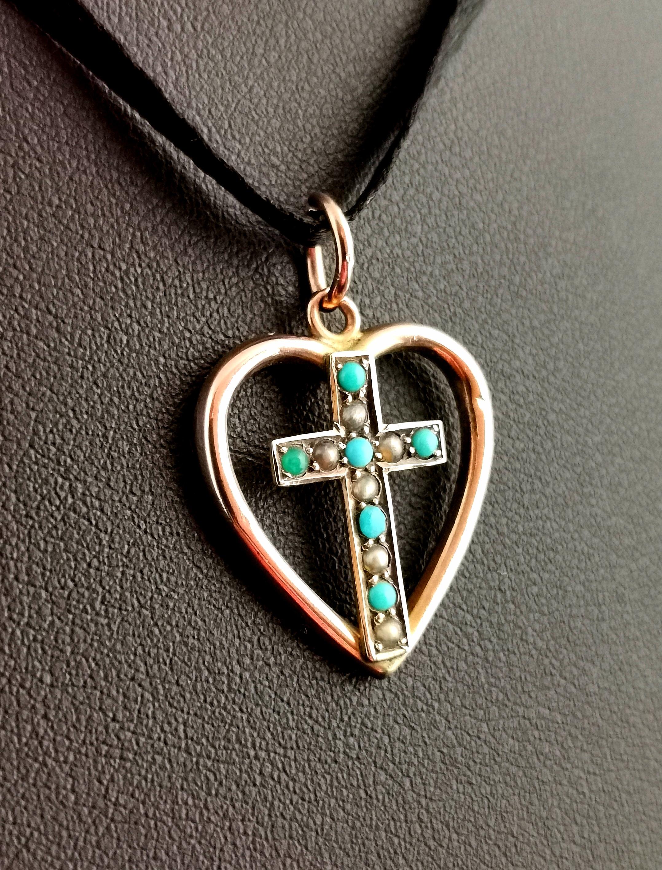 Taille cabochon Pendentif ancien en forme de cœur et de croix, en or rose 9 carats, turquoise et perles naturelles