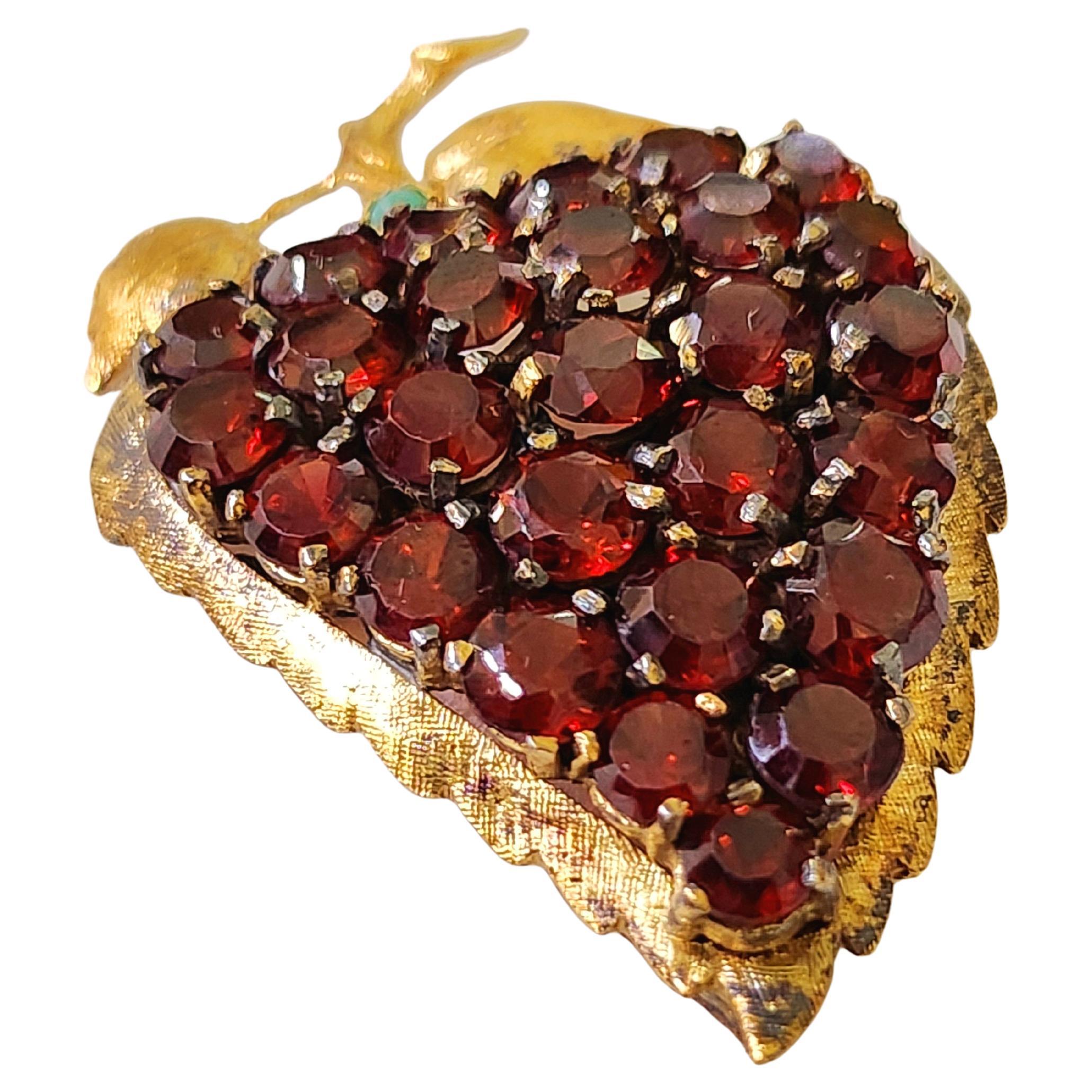 Ciondolo e spilla antichi a forma di cuore in oro 14k con al centro dei granati naturali di taglio boemo con un peso stimato di 6 carati e un peso totale in oro di 14 grammi Lunghezza del cuore 4 cm 