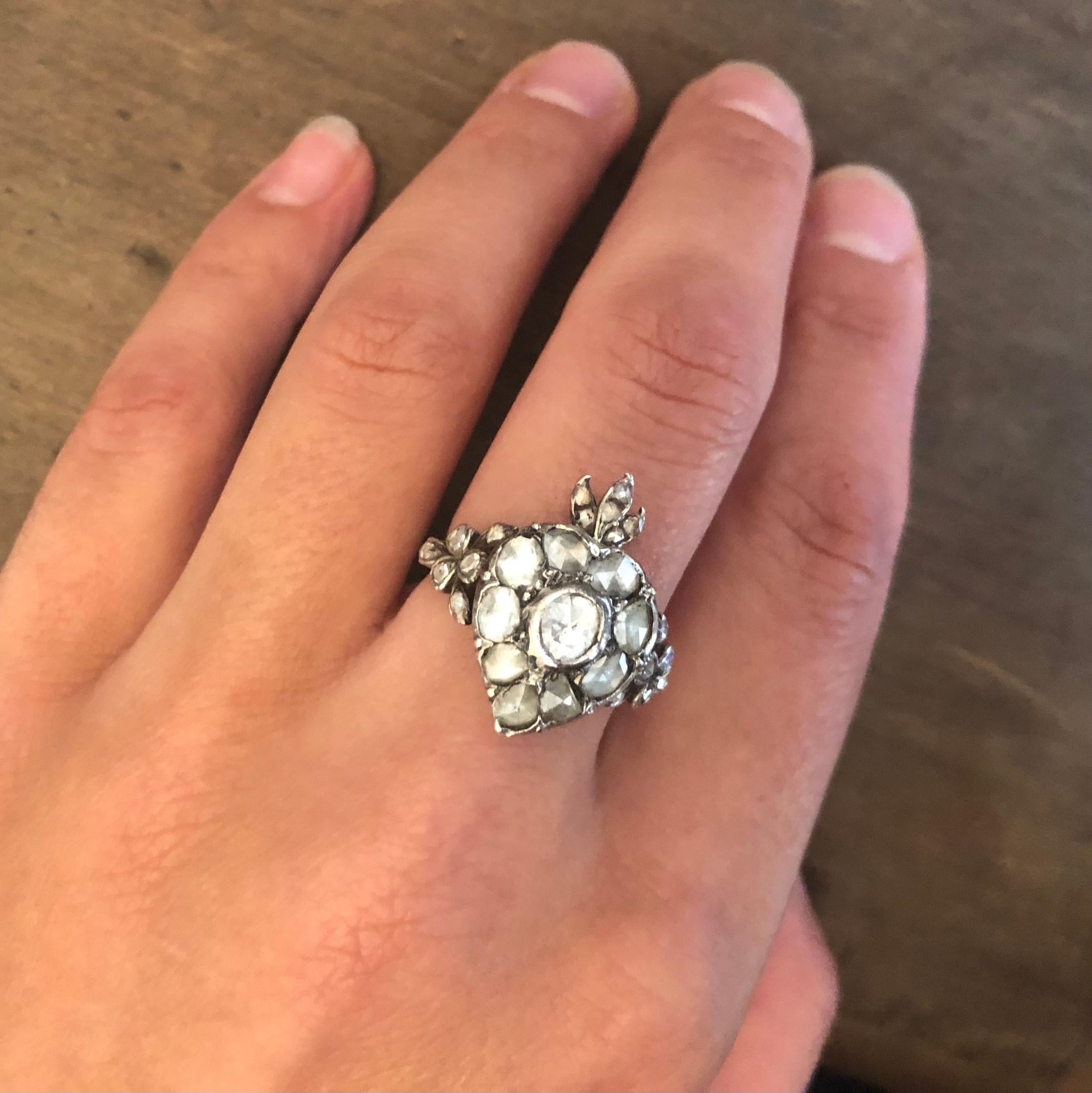 Bague en or 14 carats et argent avec diamants et token en forme de cœur en forme de flamme, datant du XVIIIe siècle en vente 3