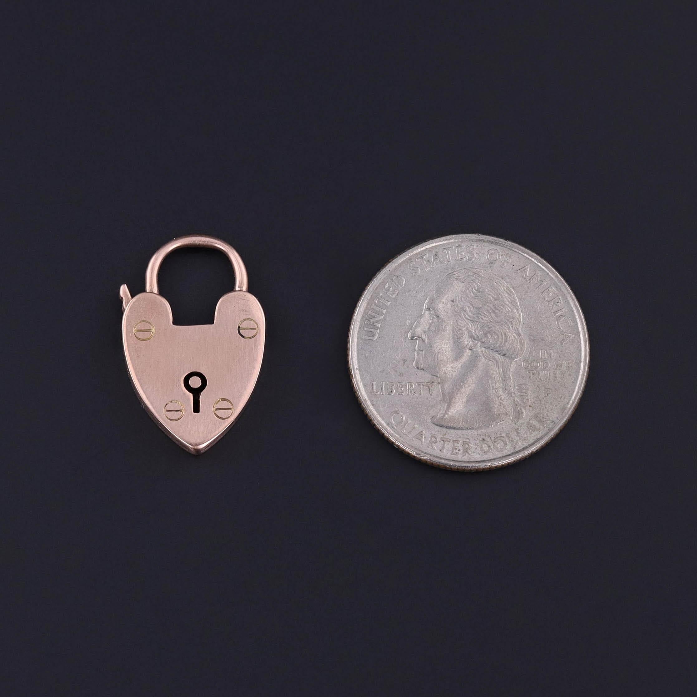 Ciondolo antico con lucchetto a cuore: Questo lucchetto funzionante in oro 9ct risale ai primi anni del 1900 (circa 1910).

Il pezzo misura 0,9 pollici (quando è chiuso) per 0,6 pollici di larghezza e pesa 2,6 grammi. È in ottime condizioni e può