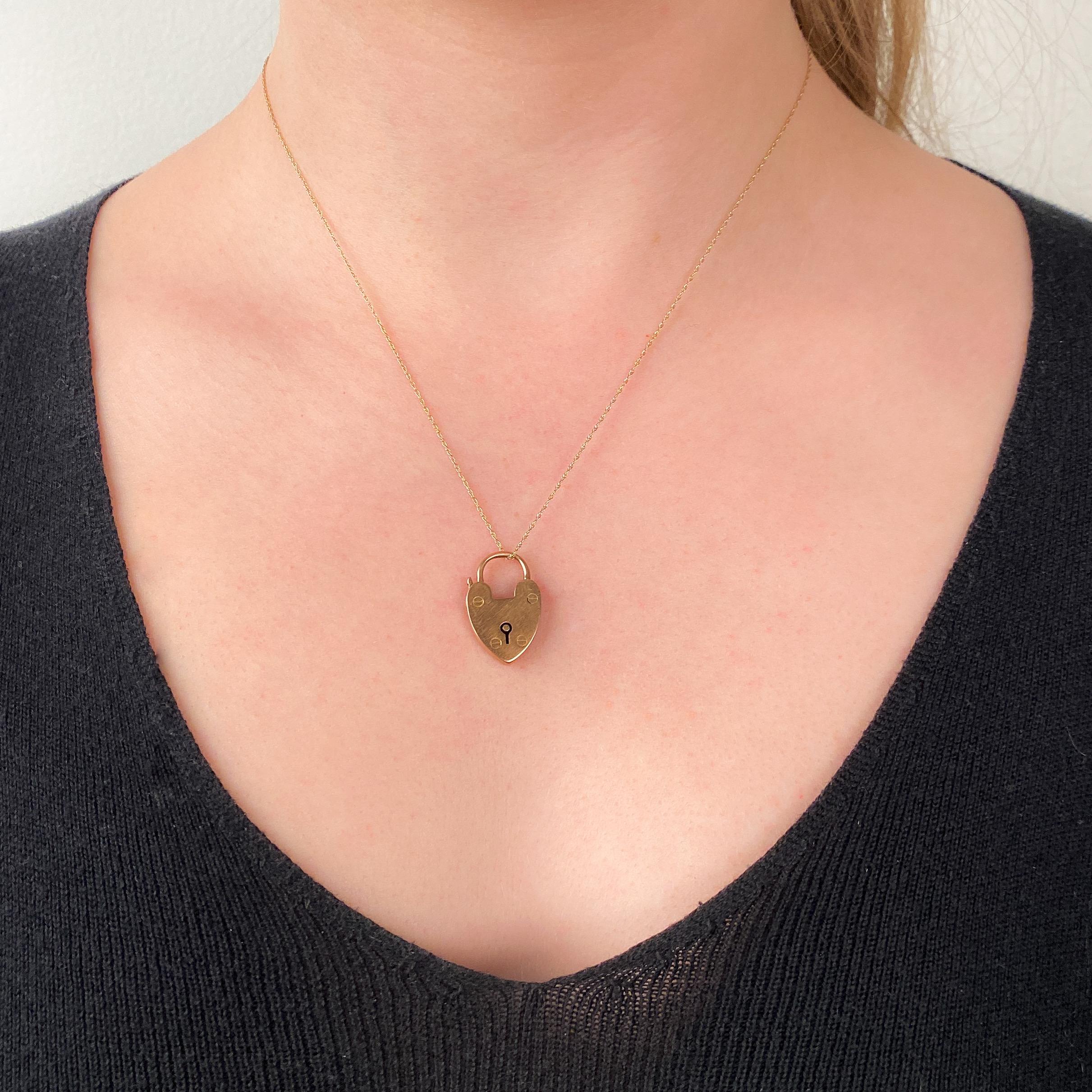 Ciondolo o chiusura antica a forma di cuore in oro 9 ct. in vendita 1
