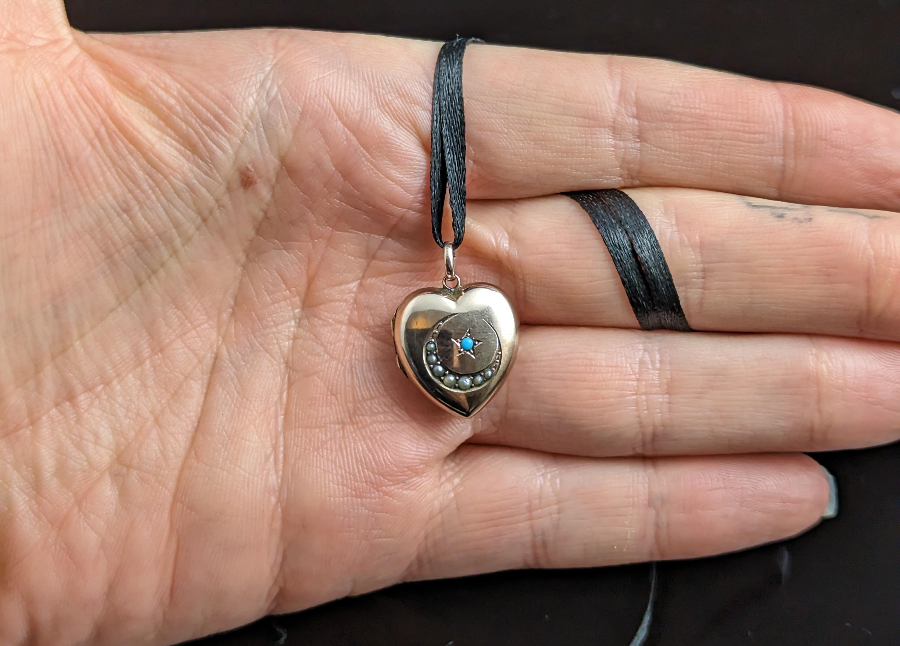 Antique Heart Locket, Crescent Moon and Star, 9k Gold Front and Back In Fair Condition In NEWARK, GB