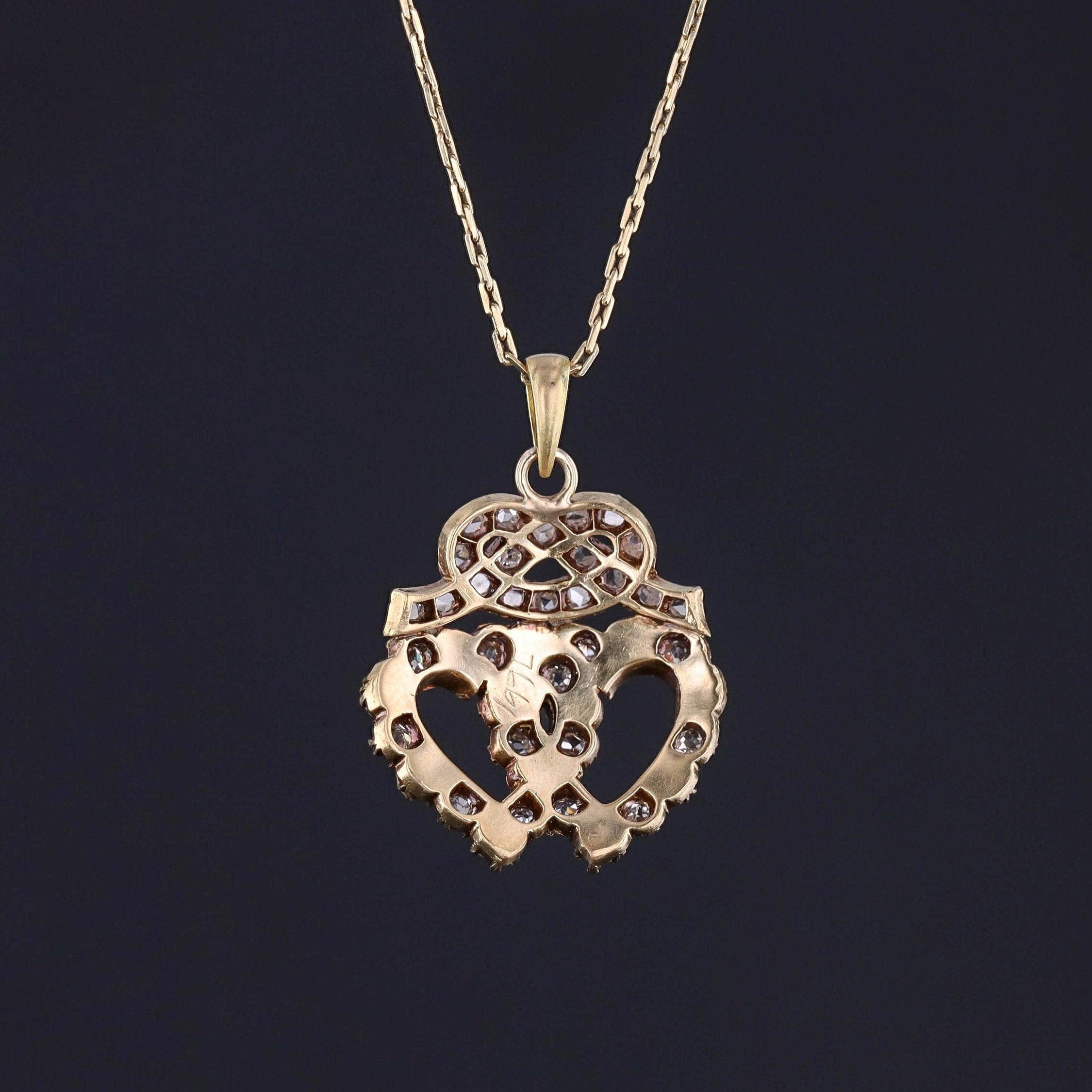 Un antico pendente in oro 18k con cuori di perle e diamanti antichi sormontati da un fiocco tempestato di diamanti! Il pezzo di epoca tardo-vittoriana (circa 1890-1900) era probabilmente in origine una spilla da bar antica.

Il pezzo misura 1,1