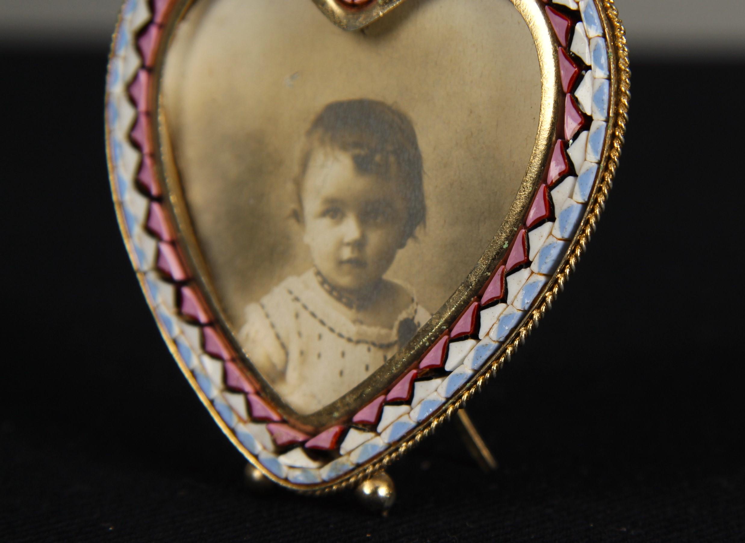 Beautiful antique picture frame from France.
Heartshaped and inserted with decorative stones.

French picture frames from the Victorian era are an expression of an epoch that was known for its decorative wealth and appreciation of art and