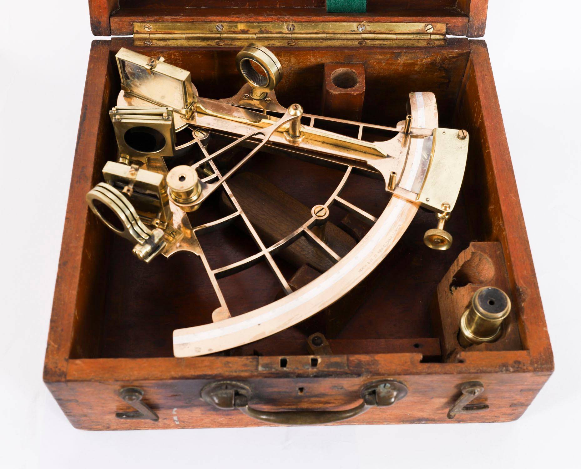 Rare sextant vernier en laiton laqué, en coffret, de A Heath & Co of New Eltham London, datant de la fin du 19e siècle.

Avec échelle argentée, marque estampillée et New Eltham, London, avec certificat du National Physical Laboratory et étui