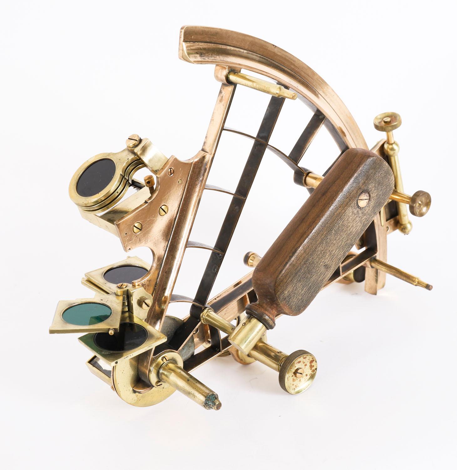 Anglais Sextant vernier ancien en laiton laqué Heath & Co 19ème siècle en vente